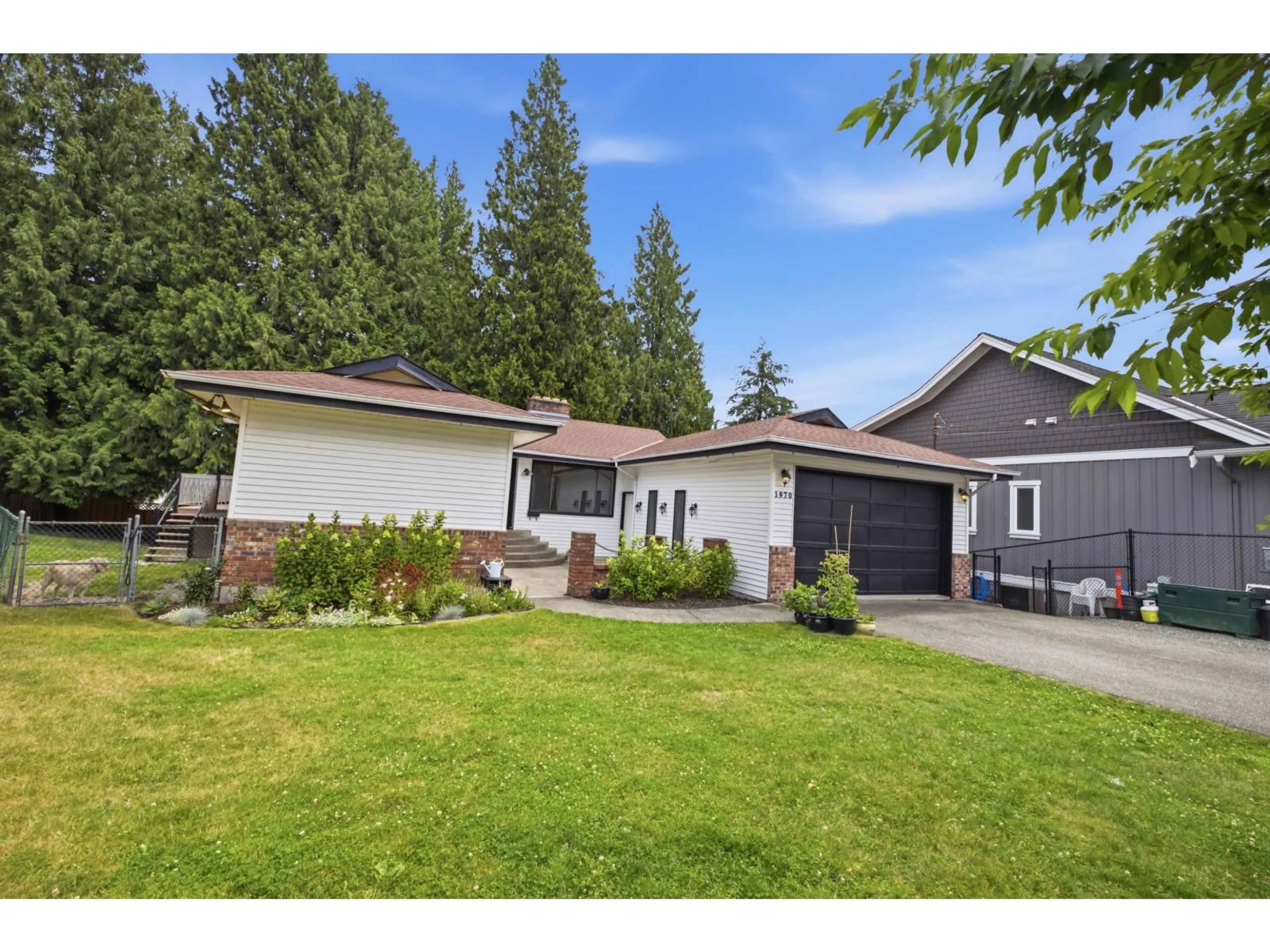 Home with vinyl exterior material, street for 1970 POWELL CRESCENT, Abbotsford British Columbia V2S4B2