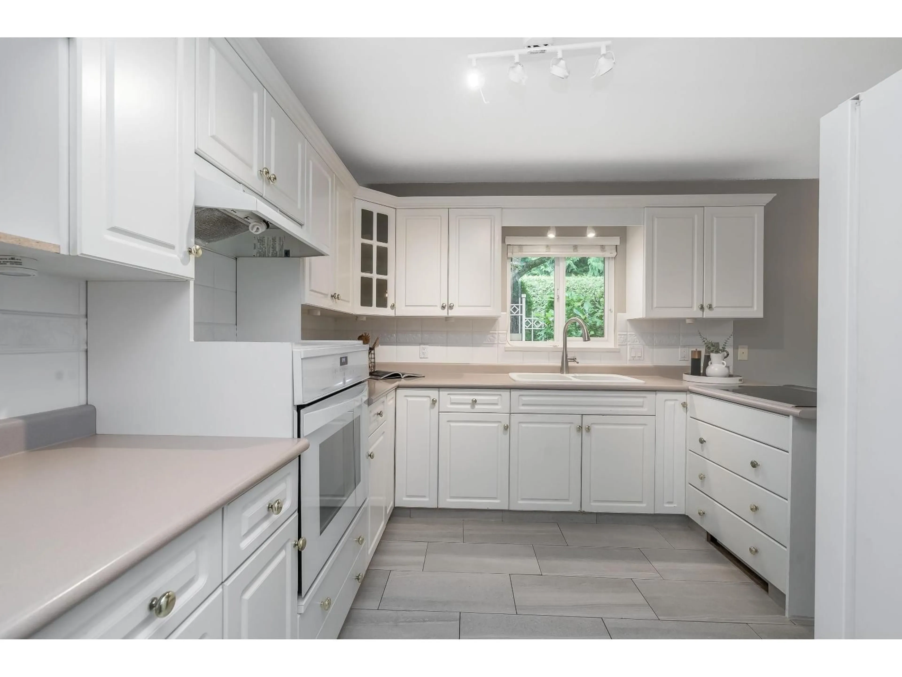 Open concept kitchen, ceramic/tile floor for 24 - 15099 28 AVENUE, Surrey British Columbia V4P1P3