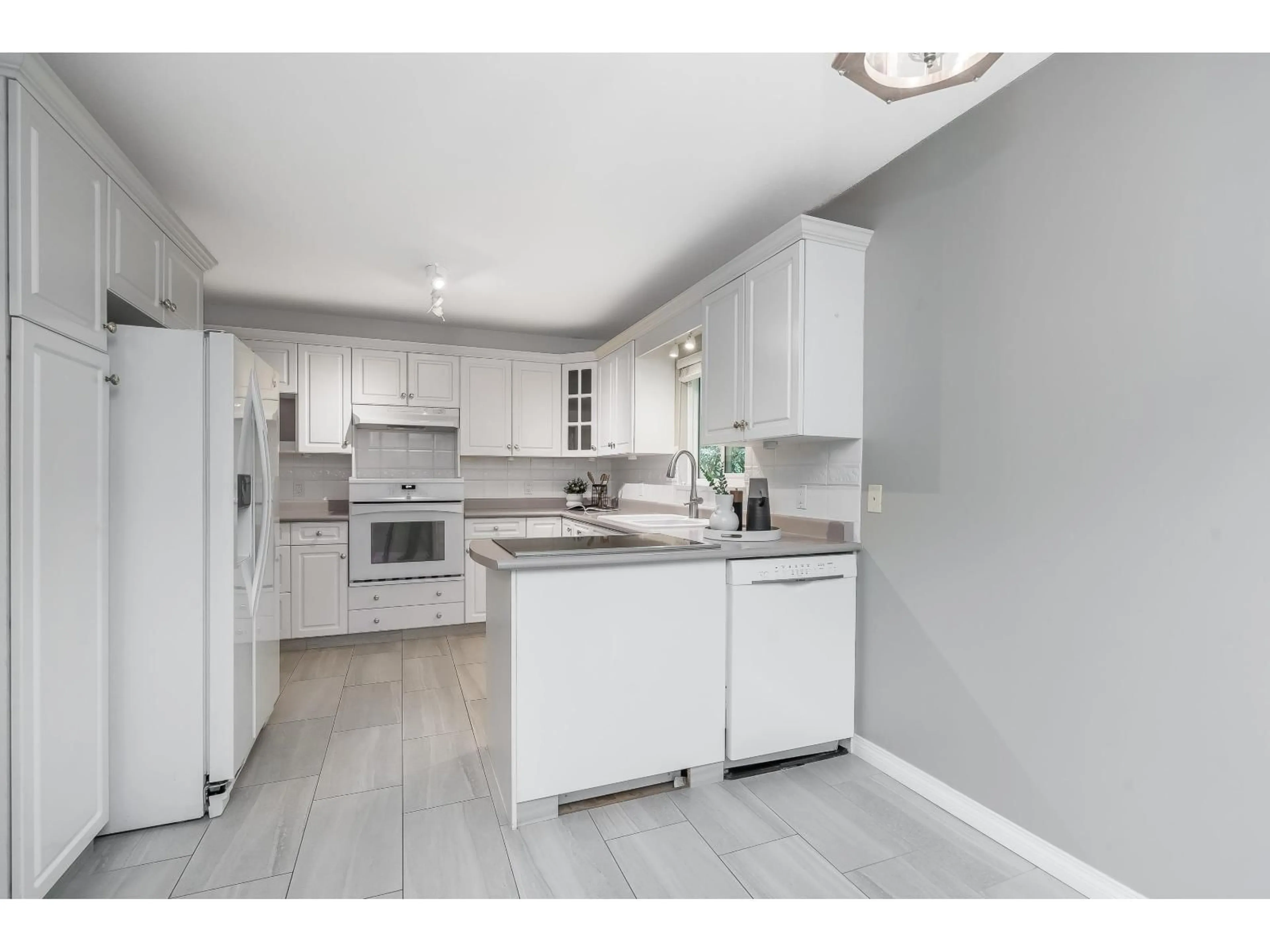 Open concept kitchen, ceramic/tile floor for 24 - 15099 28 AVENUE, Surrey British Columbia V4P1P3