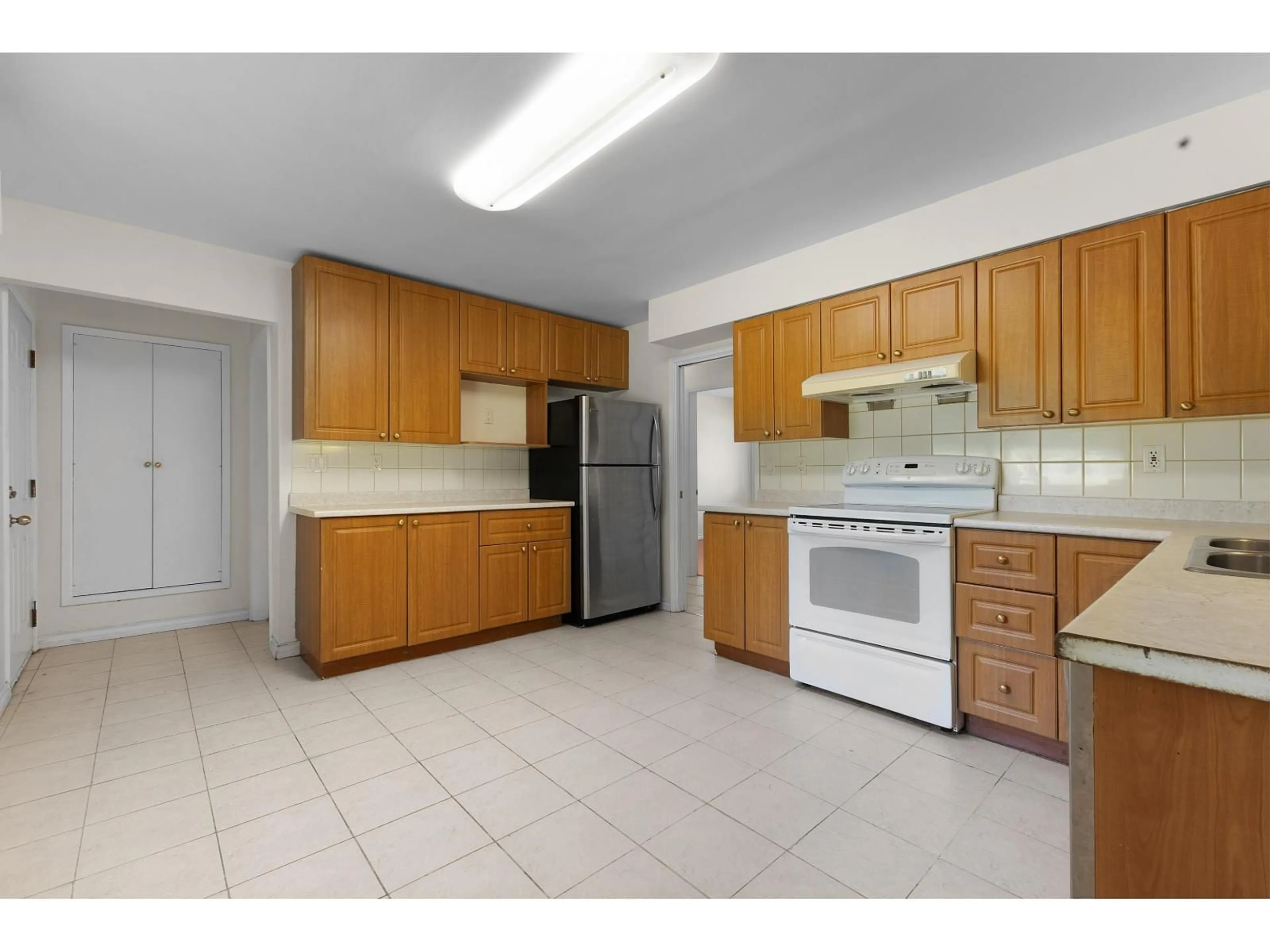 Standard kitchen, unknown for 11028 129A STREET, Surrey British Columbia V3T3L1