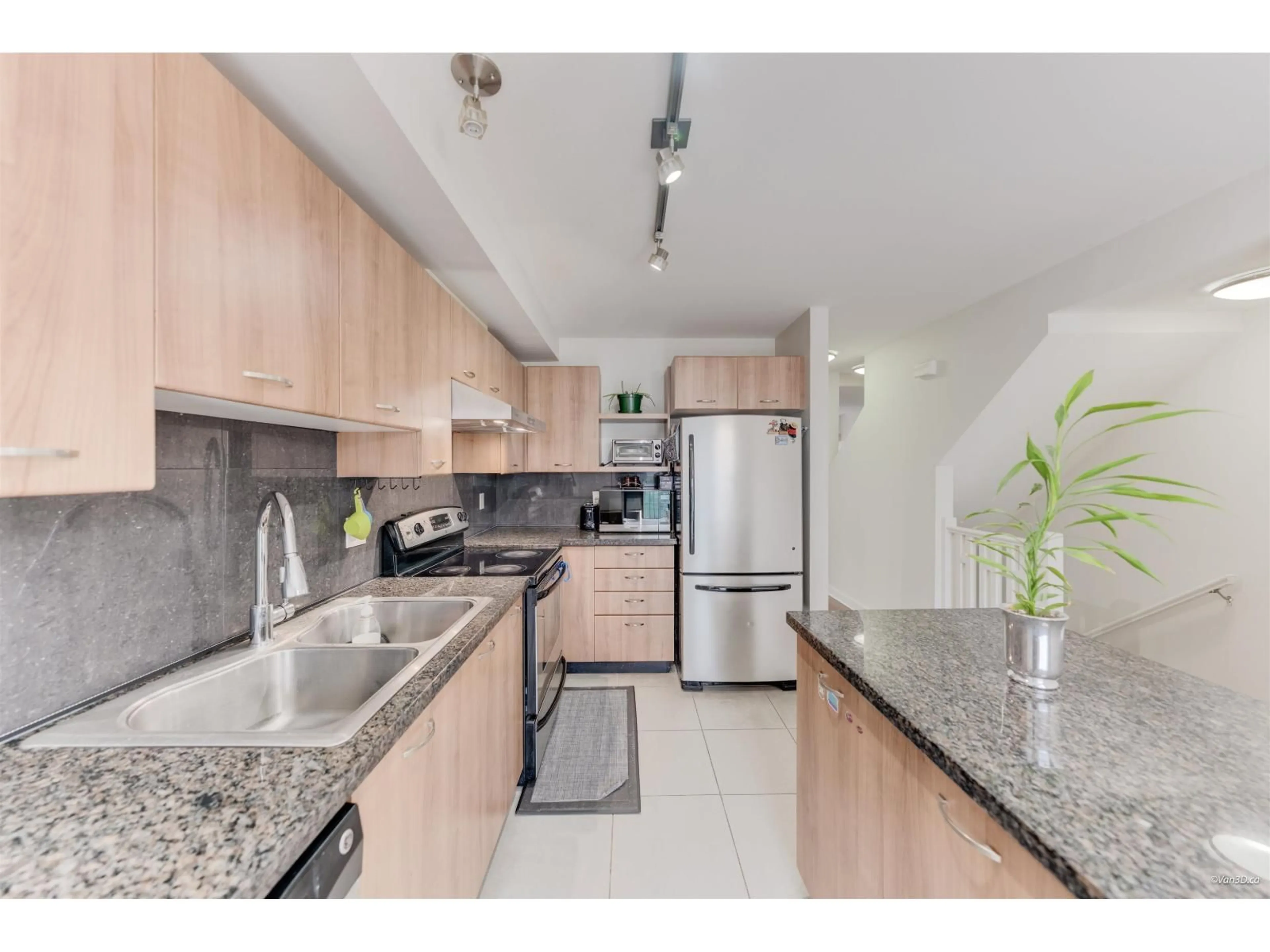 Open concept kitchen, ceramic/tile floor for 96 - 6671 121 STREET, Surrey British Columbia V3W1T9