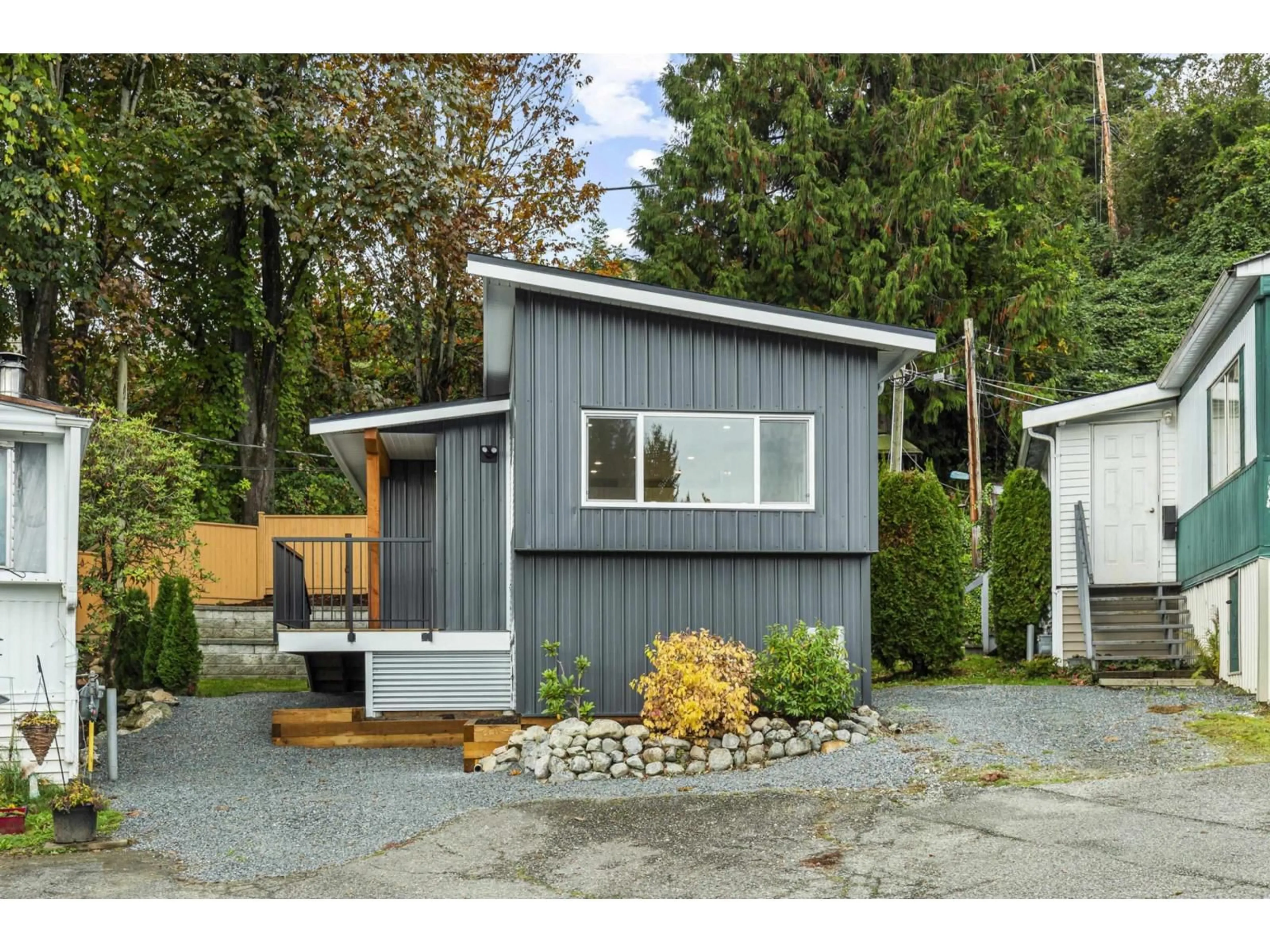 Home with vinyl exterior material, street for 10 - 34519 LOUGHEED HIGHWAY, Mission British Columbia V2V6N7