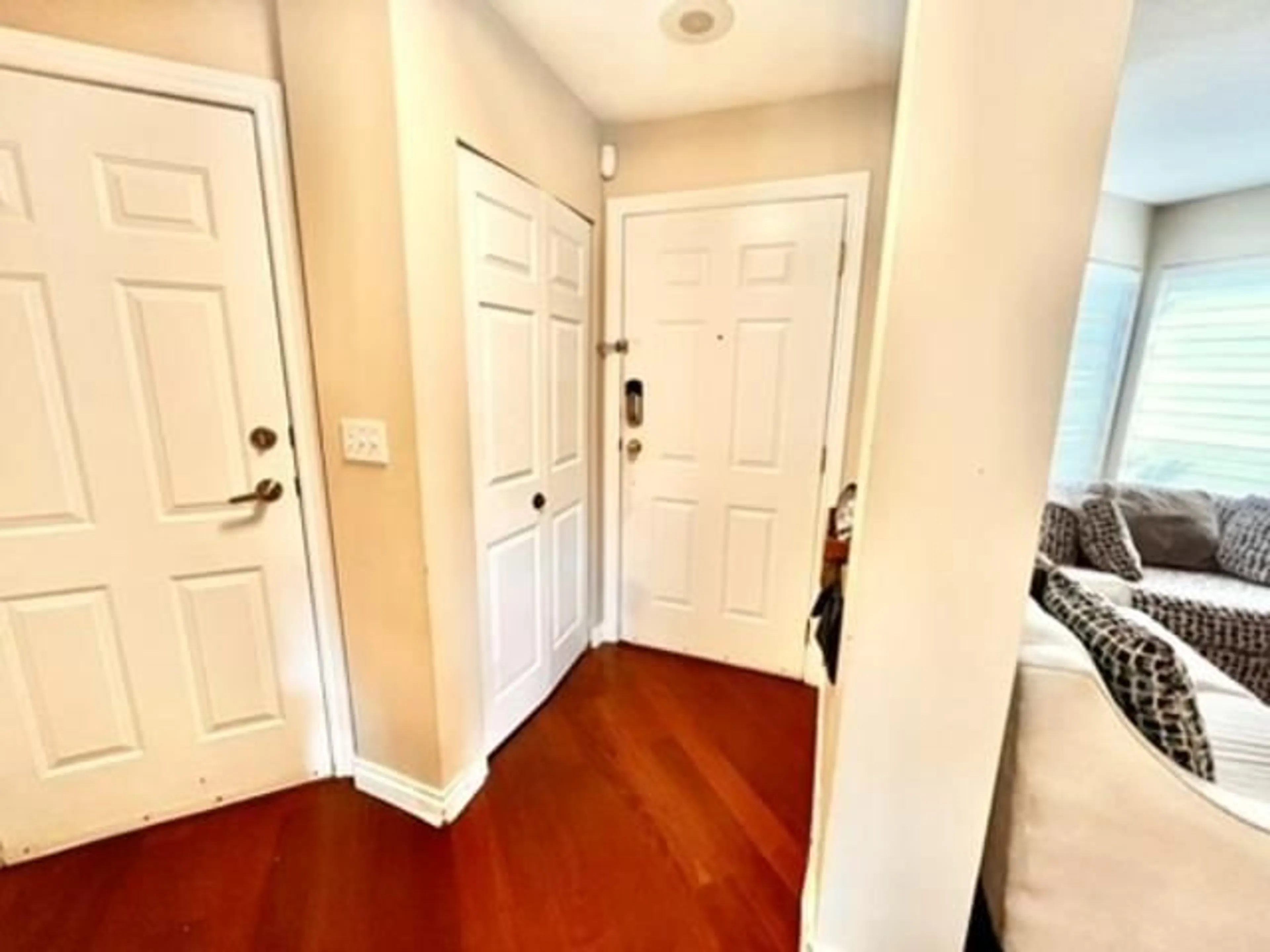 Indoor entryway for 208 - 13900 HYLAND ROAD, Surrey British Columbia V3W1K4