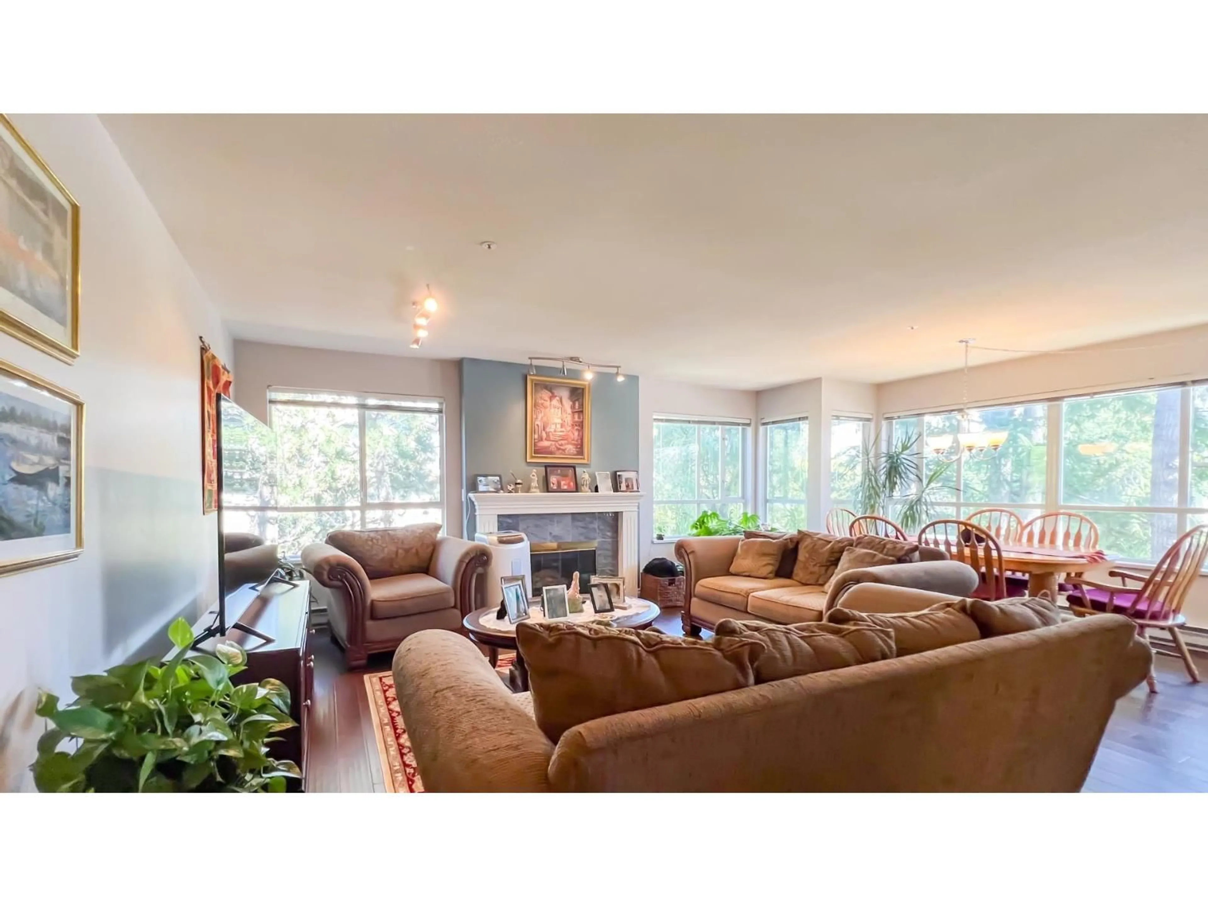 Living room with furniture, unknown for 202 - 15375 17 AVENUE, Surrey British Columbia V4A1T8
