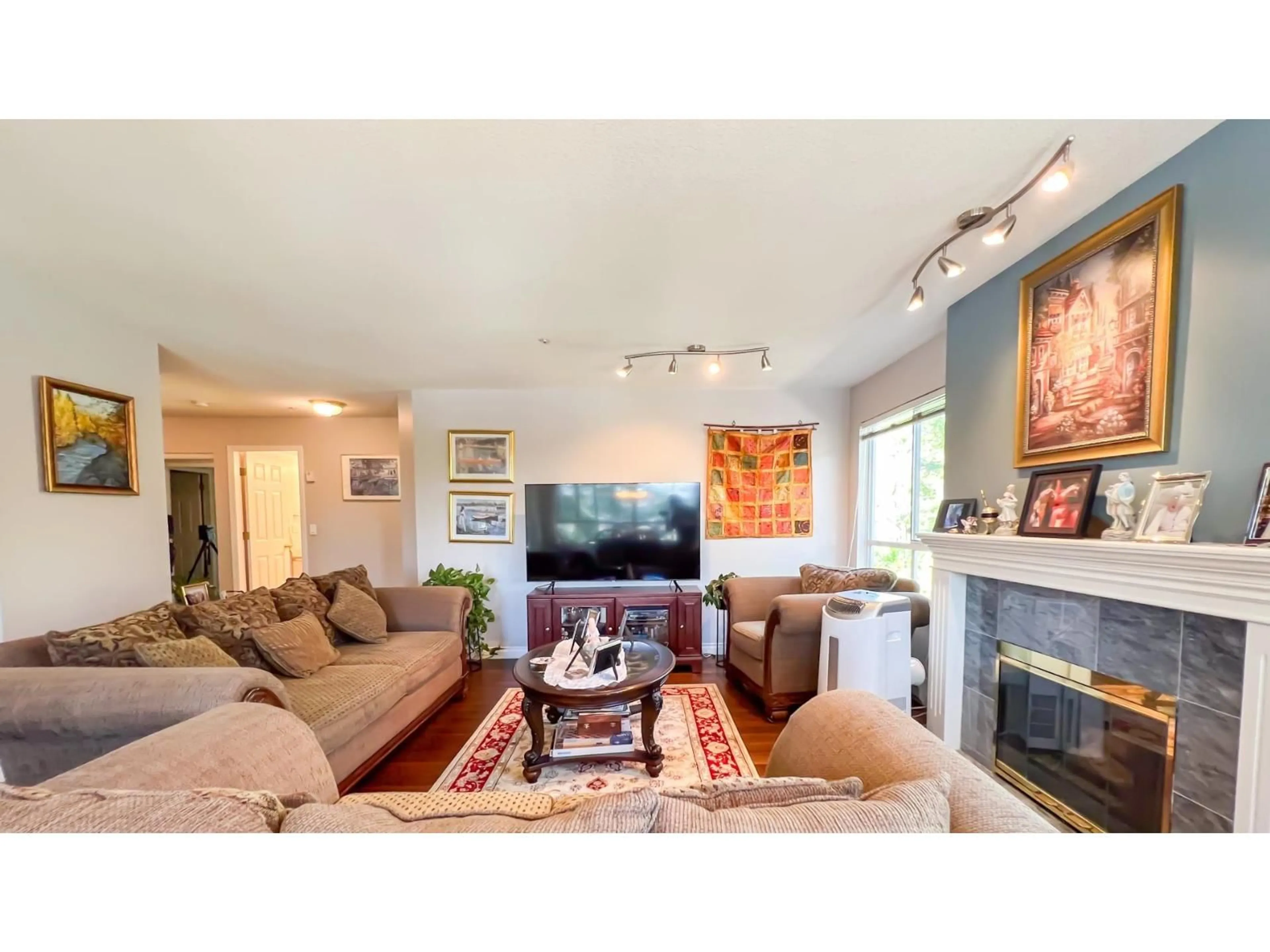 Living room with furniture, unknown for 202 - 15375 17 AVENUE, Surrey British Columbia V4A1T8