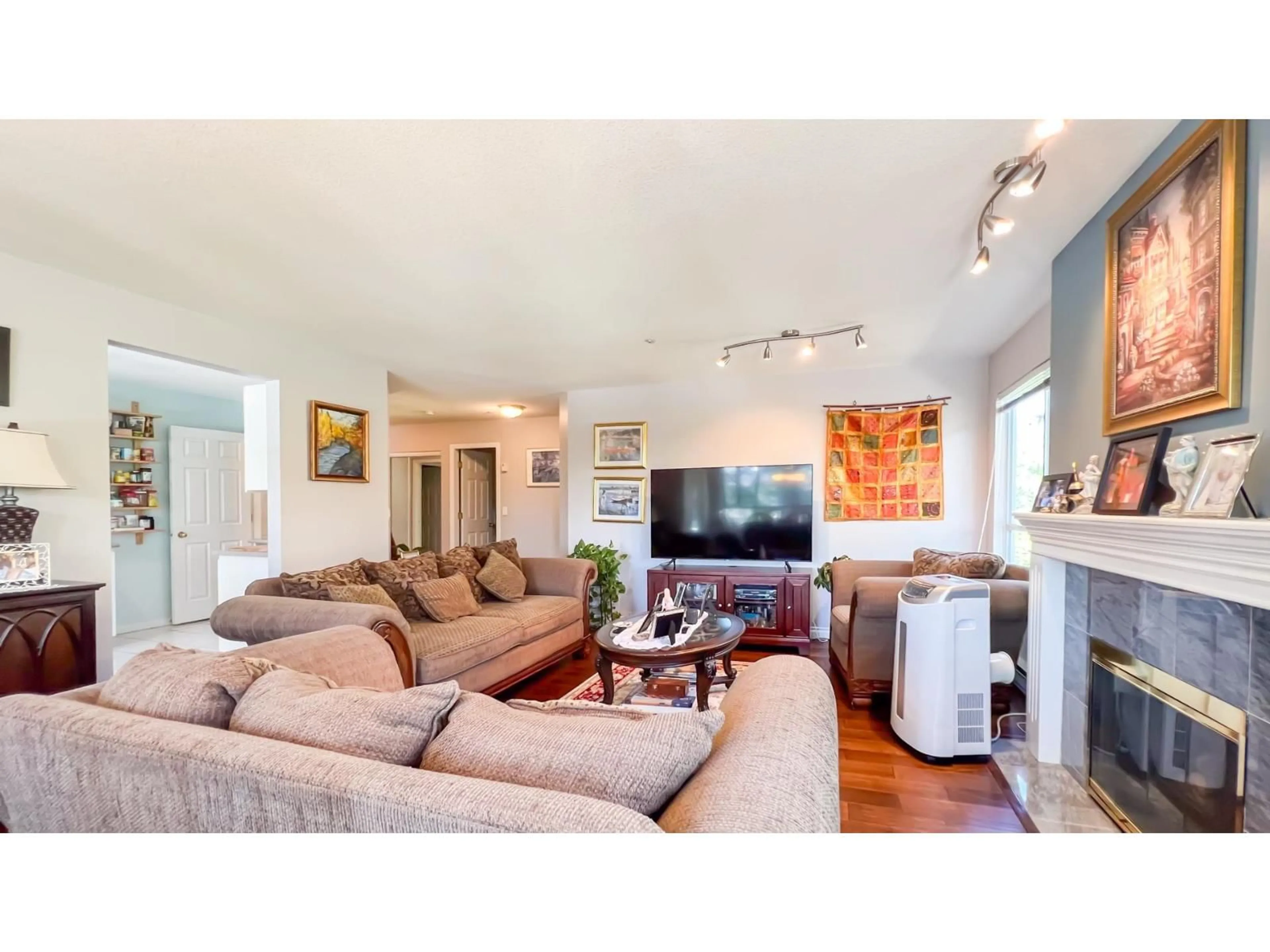 Living room with furniture, unknown for 202 - 15375 17 AVENUE, Surrey British Columbia V4A1T8