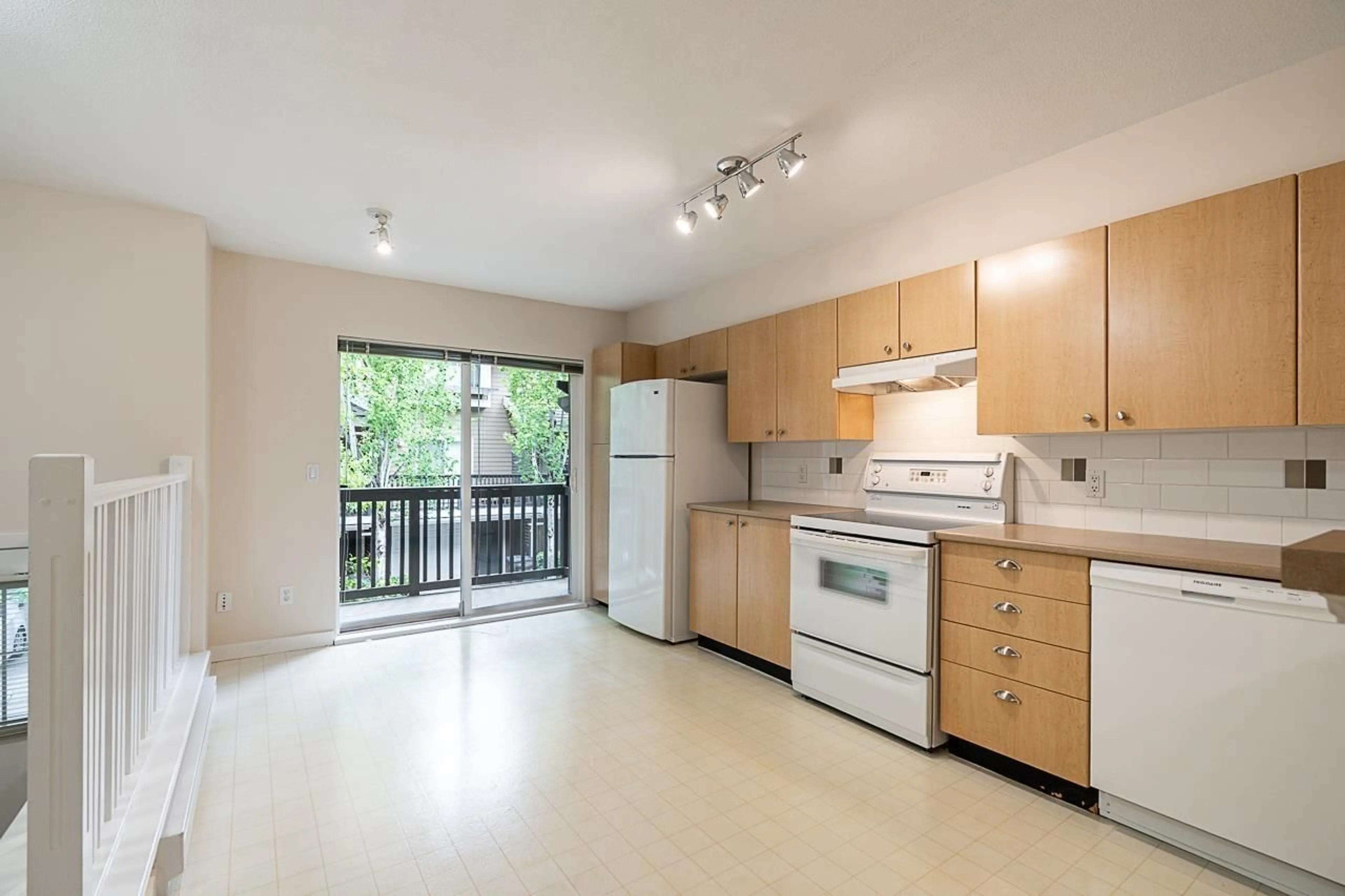 Standard kitchen, wood/laminate floor for 86 - 15233 34 AVENUE, Surrey British Columbia V3S2T7