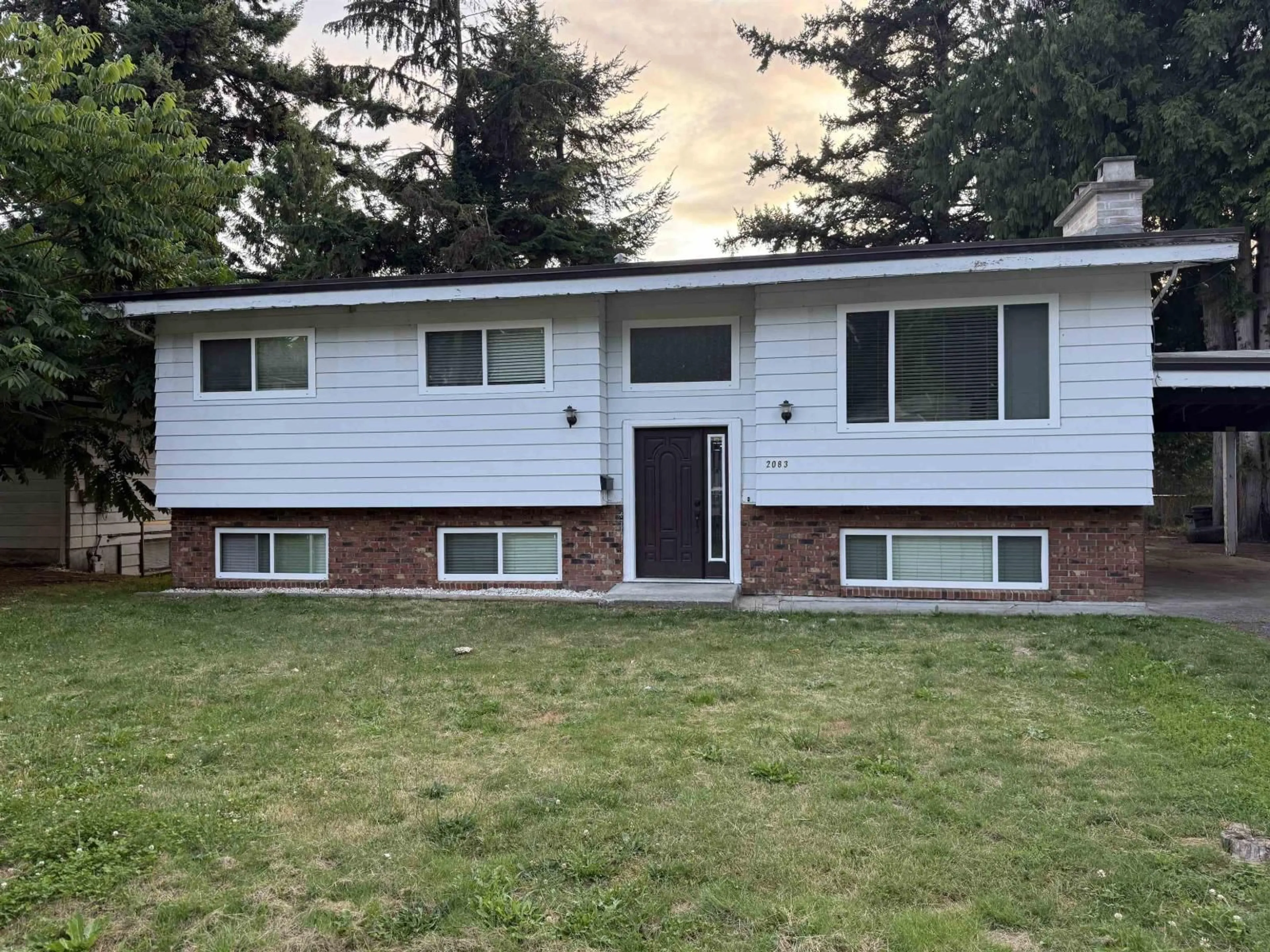 Home with vinyl exterior material, street for 2083 LYNDEN STREET, Abbotsford British Columbia V2T3B6
