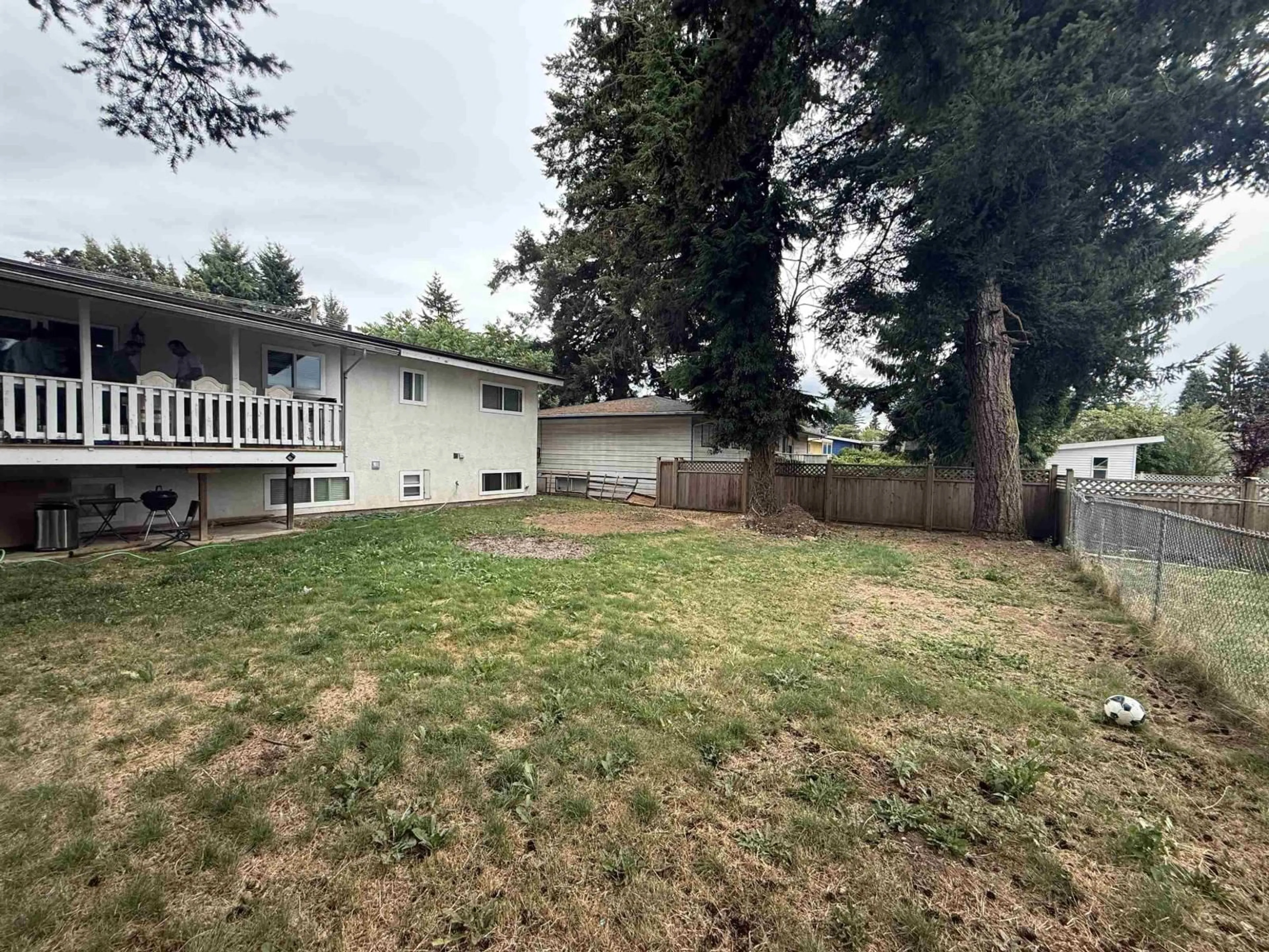 A pic from outside/outdoor area/front of a property/back of a property/a pic from drone, unknown for 2083 LYNDEN STREET, Abbotsford British Columbia V2T3B6