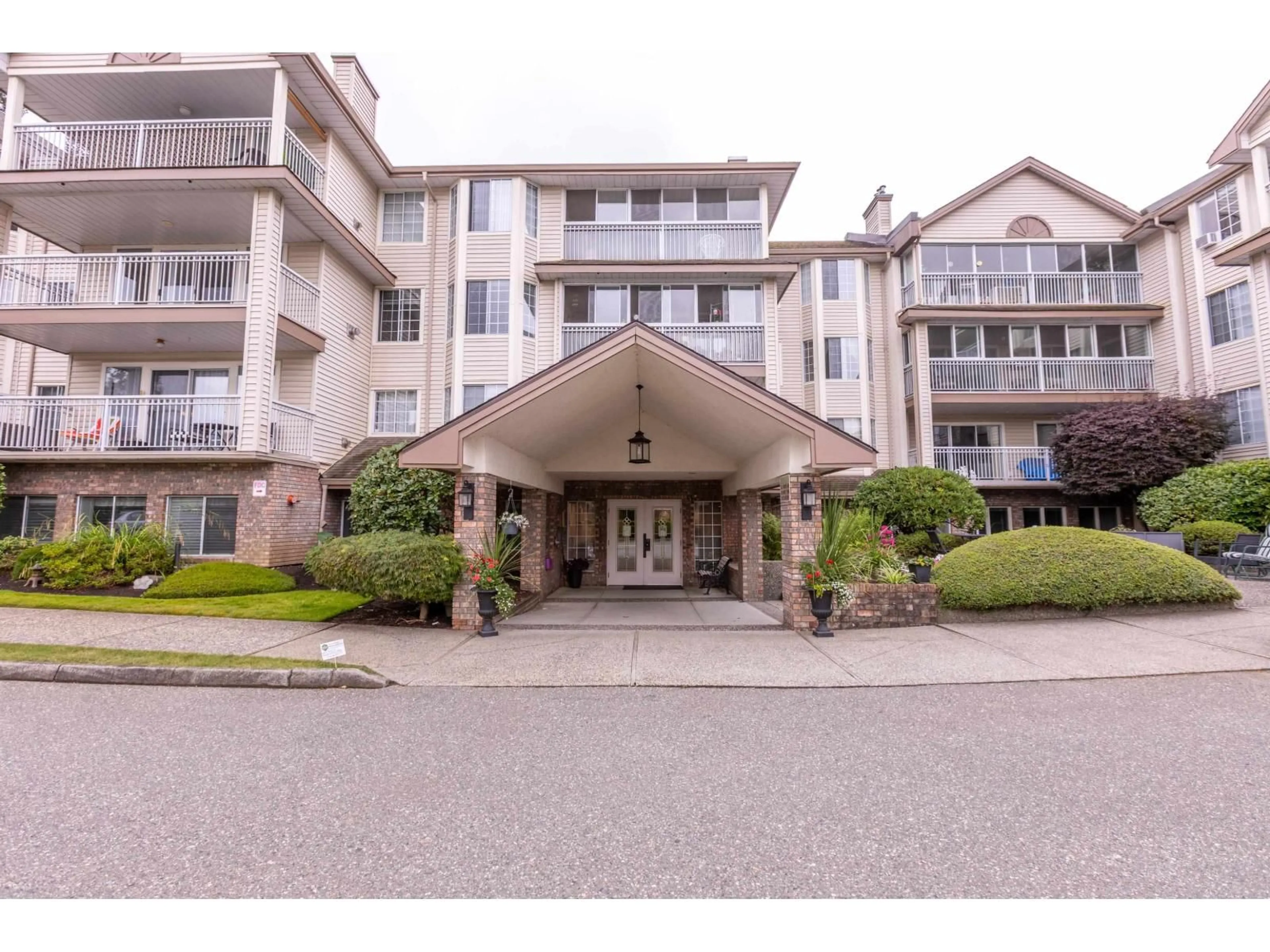 Indoor foyer for 205 - 2491 GLADWIN ROAD, Abbotsford British Columbia V2T2N8