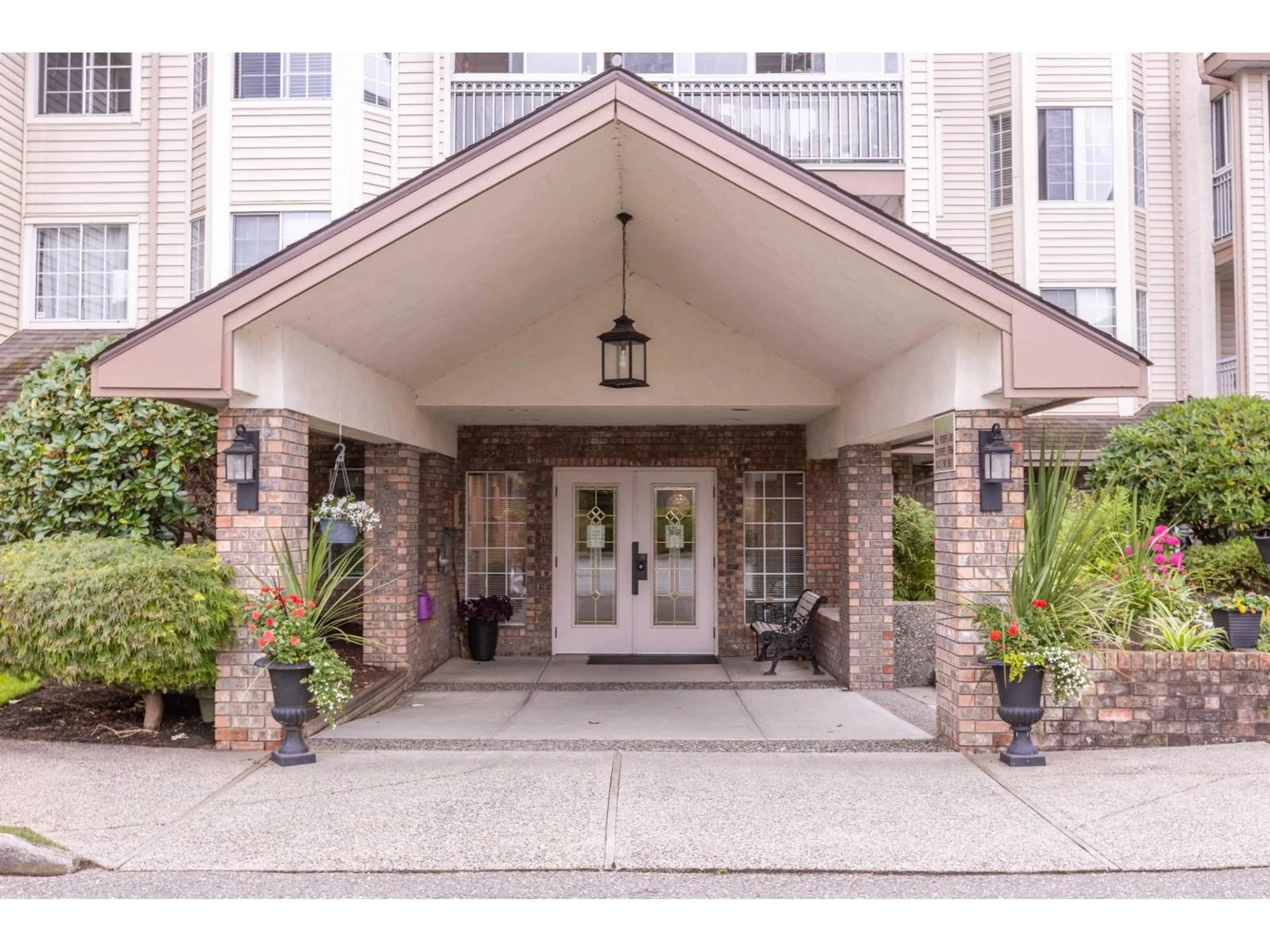 Indoor foyer for 205 - 2491 GLADWIN ROAD, Abbotsford British Columbia V2T2N8