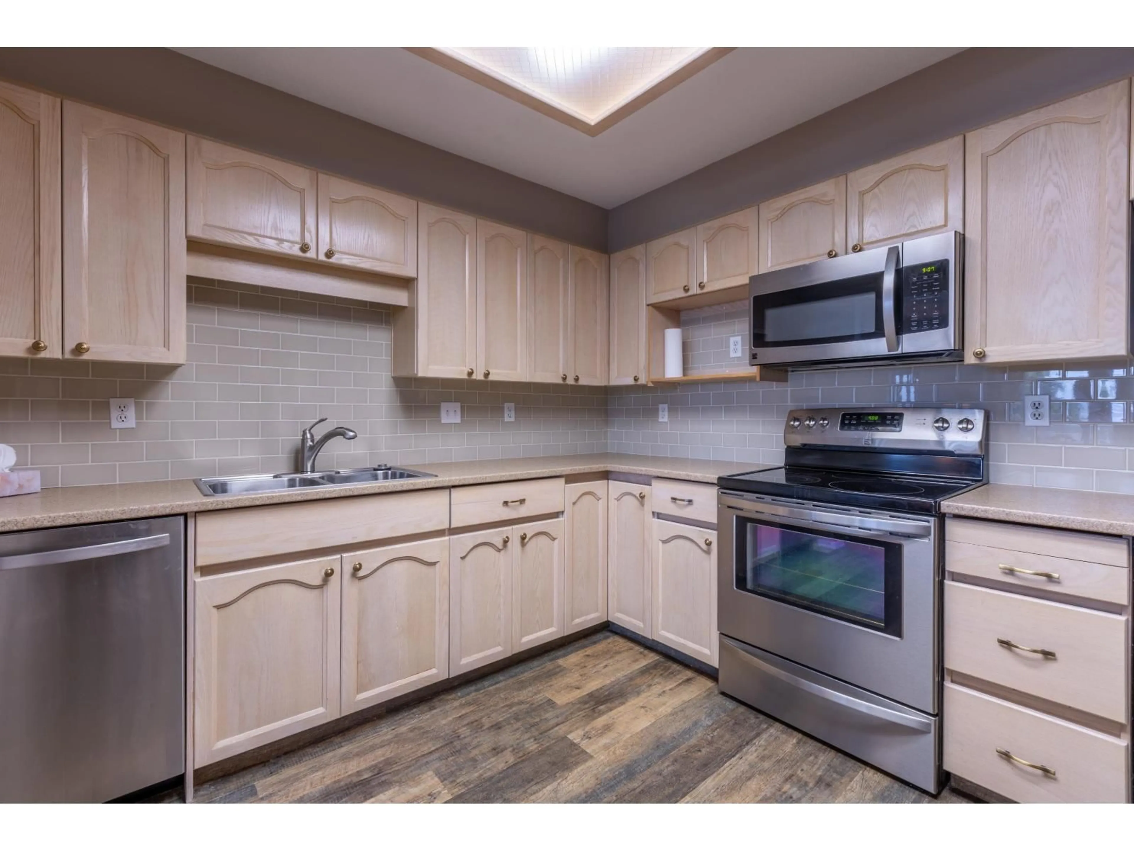 Standard kitchen, unknown for 205 - 2491 GLADWIN ROAD, Abbotsford British Columbia V2T2N8