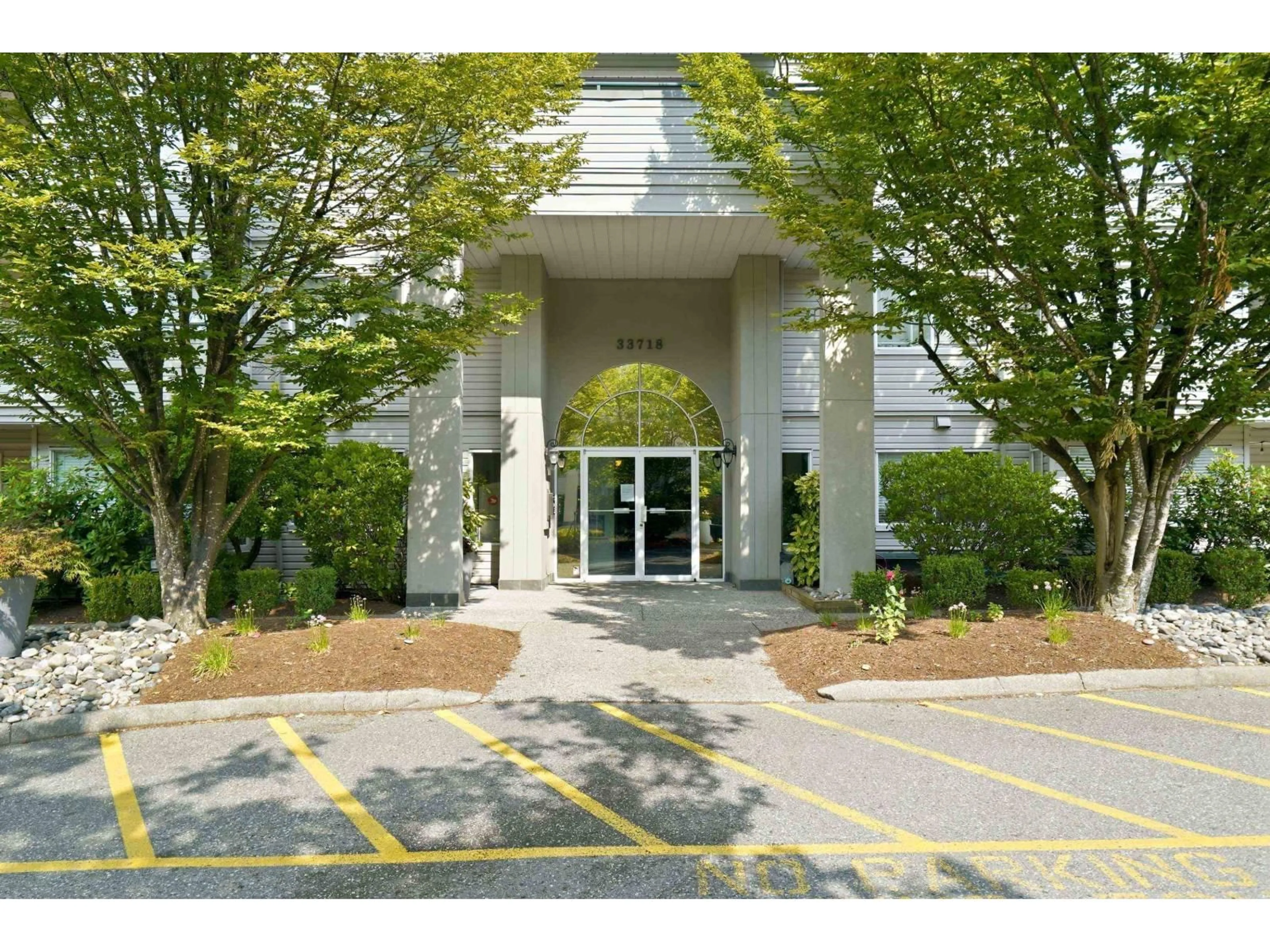Indoor foyer for 412 - 33718 KING ROAD, Abbotsford British Columbia V2S8J3