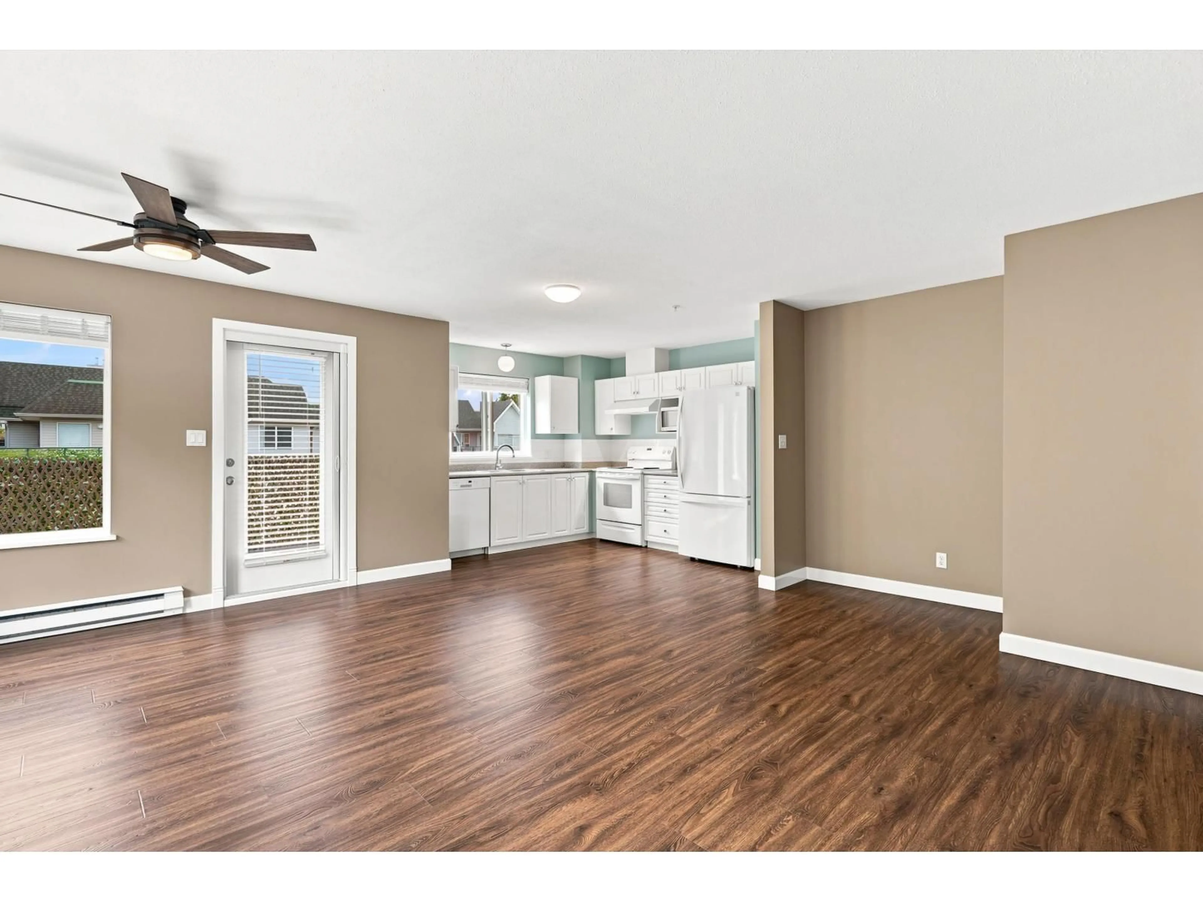 Open concept kitchen, wood/laminate floor for 412 - 33718 KING ROAD, Abbotsford British Columbia V2S8J3