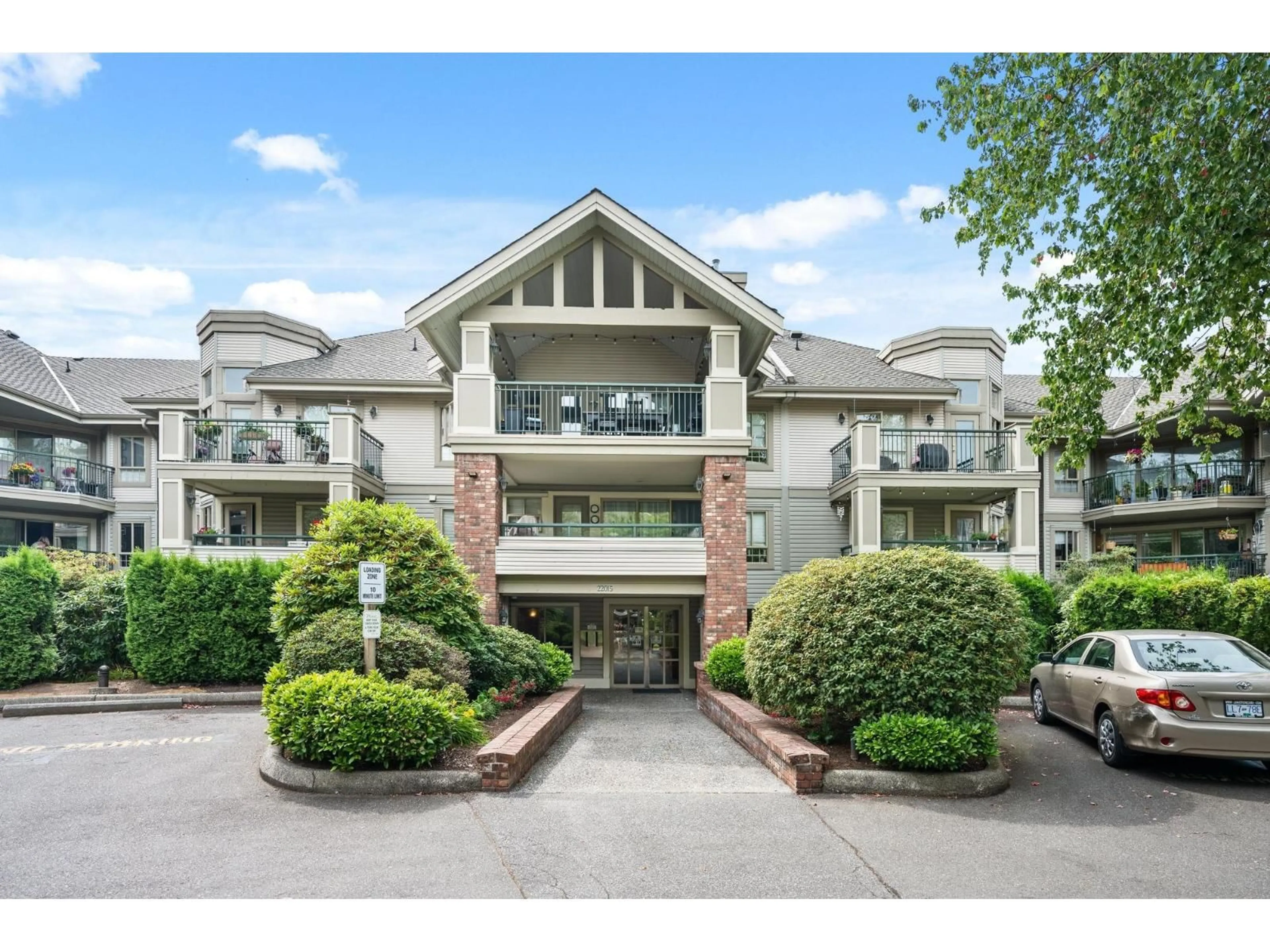 Indoor foyer for 202 - 22015 48 AVENUE, Langley British Columbia V3A8L3