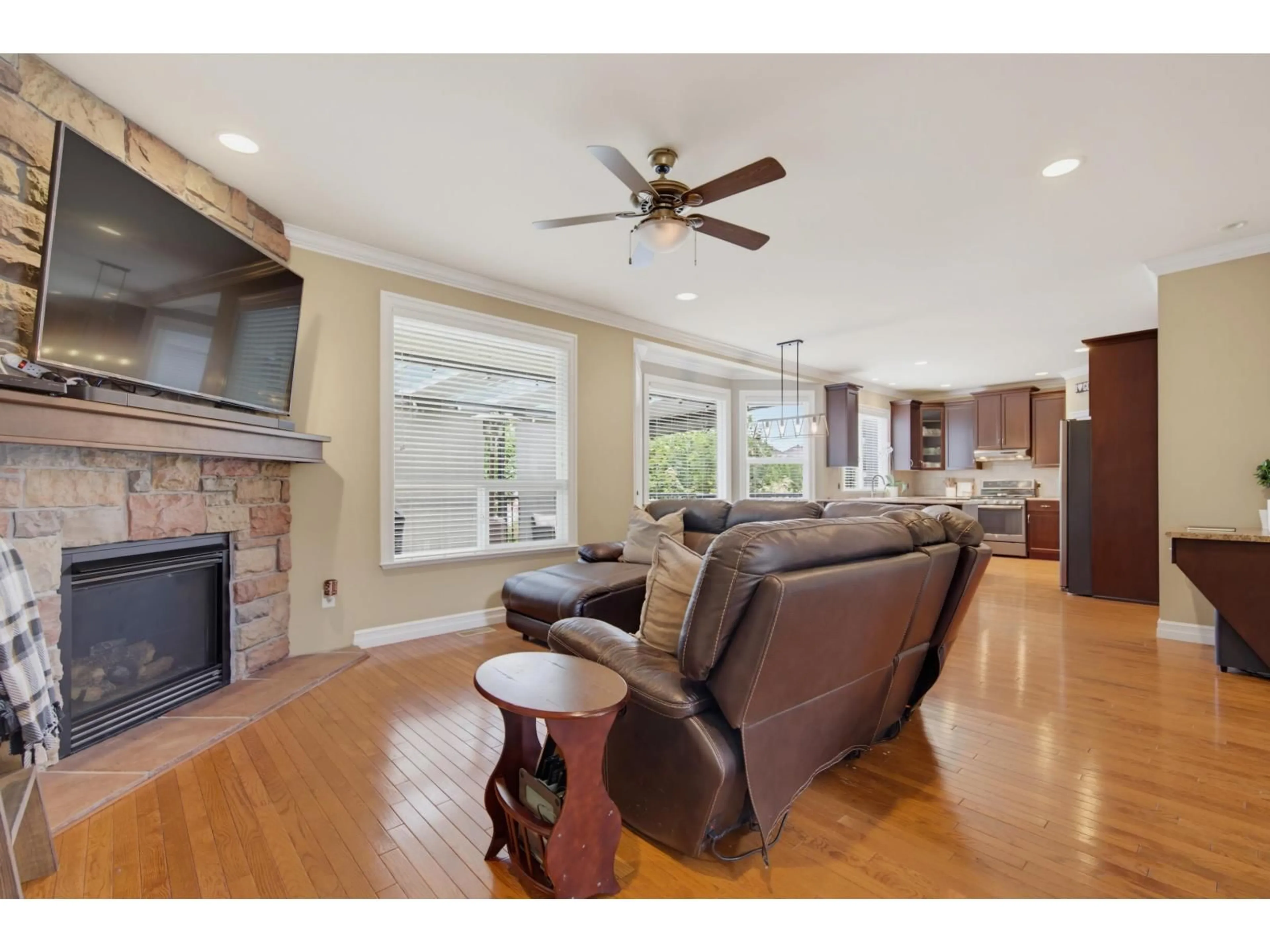 Living room with furniture, unknown for 35480 MCKINLEY DRIVE, Abbotsford British Columbia V3G0A1