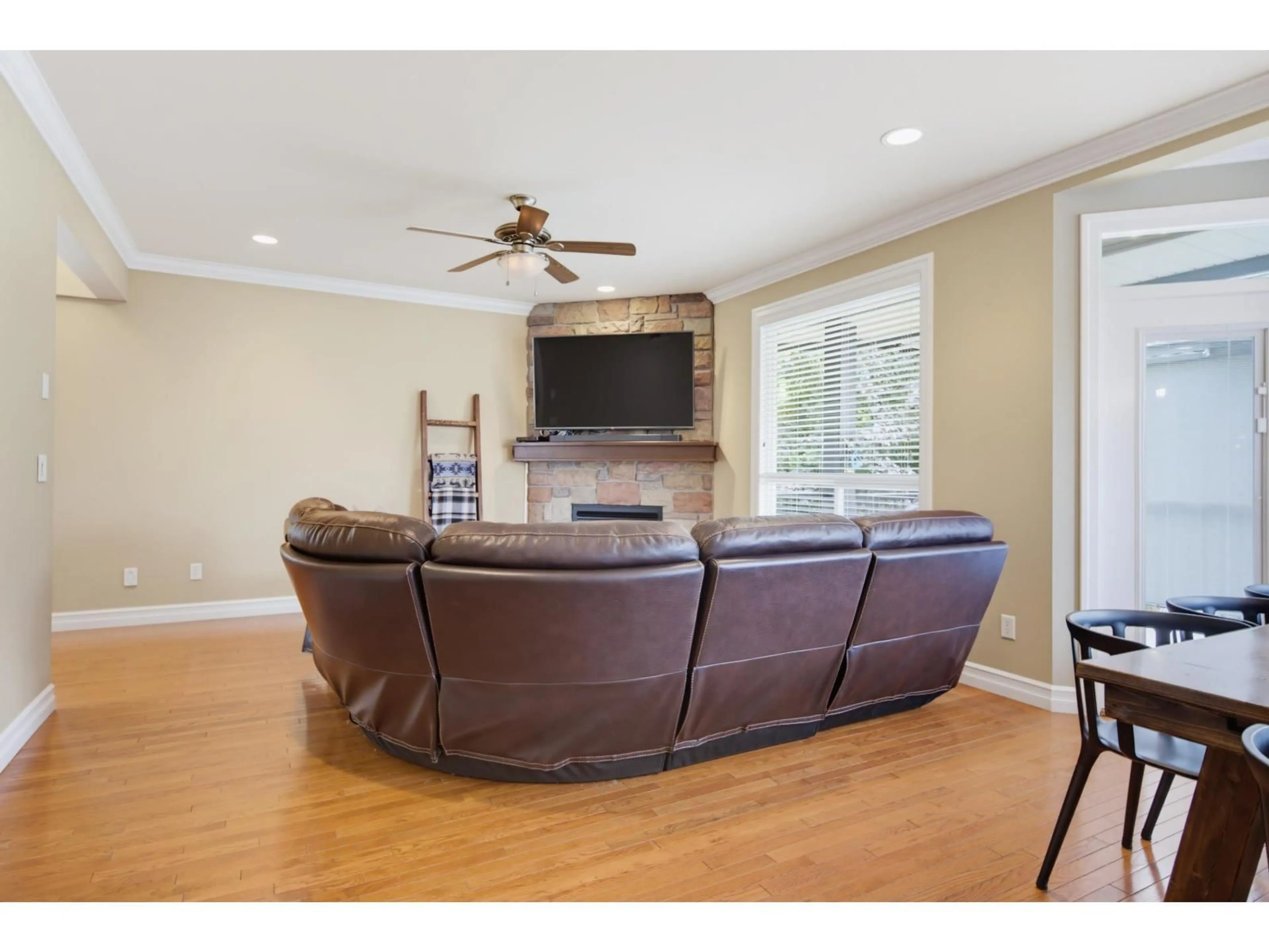 Living room with furniture, wood/laminate floor for 35480 MCKINLEY DRIVE, Abbotsford British Columbia V3G0A1