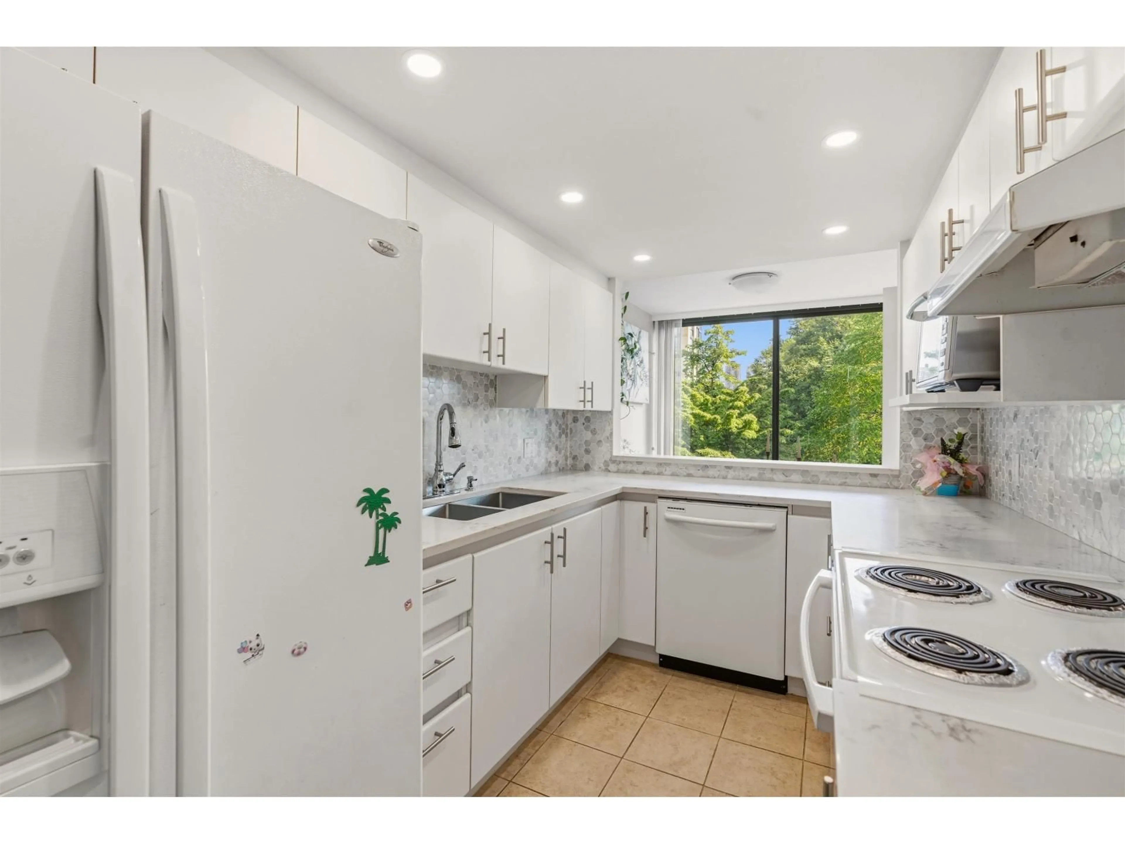 Standard kitchen, ceramic/tile floor for 203 - 13353 108 AVENUE, Surrey British Columbia V3T5T5