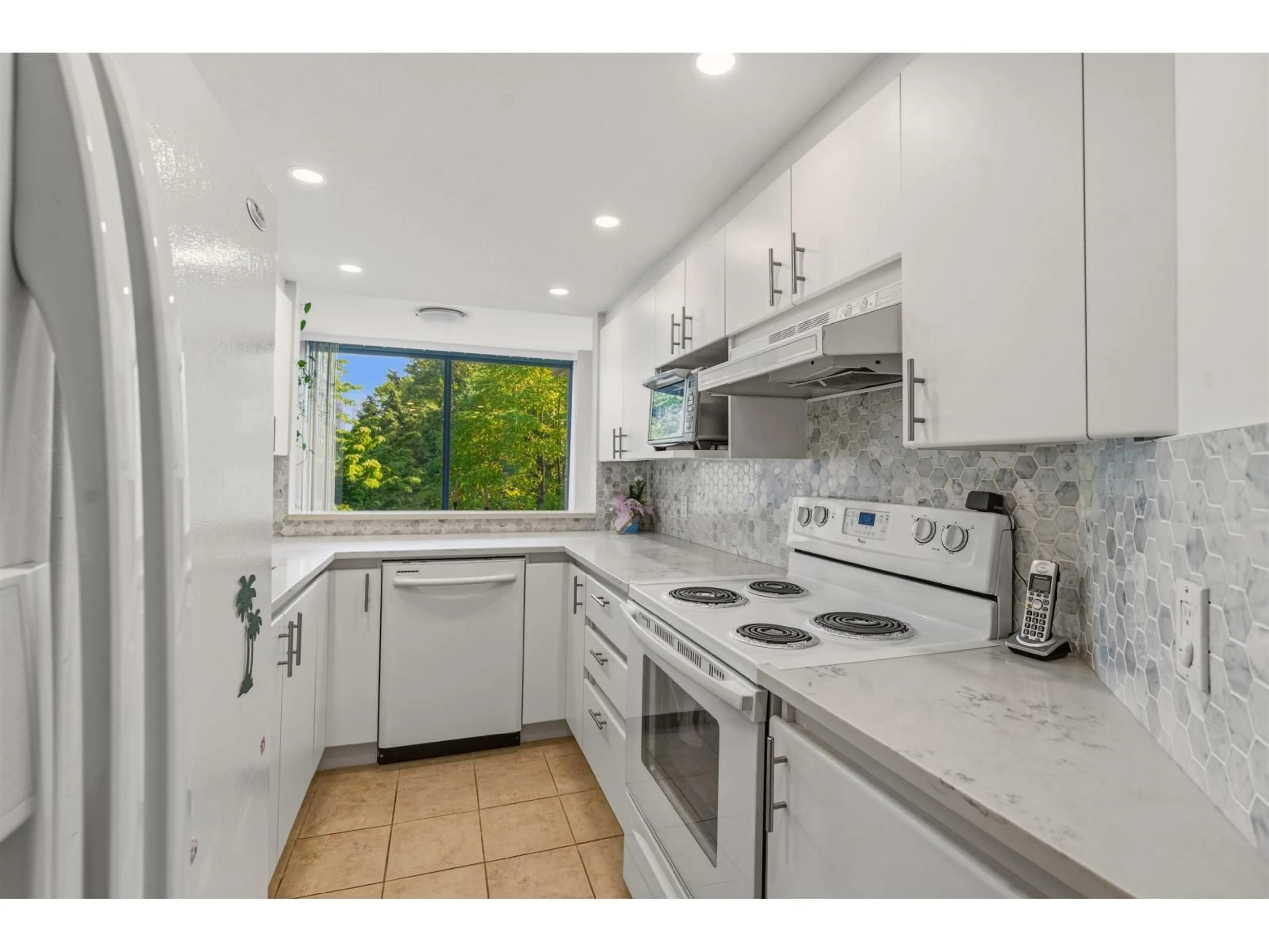 Standard kitchen, ceramic/tile floor for 203 - 13353 108 AVENUE, Surrey British Columbia V3T5T5