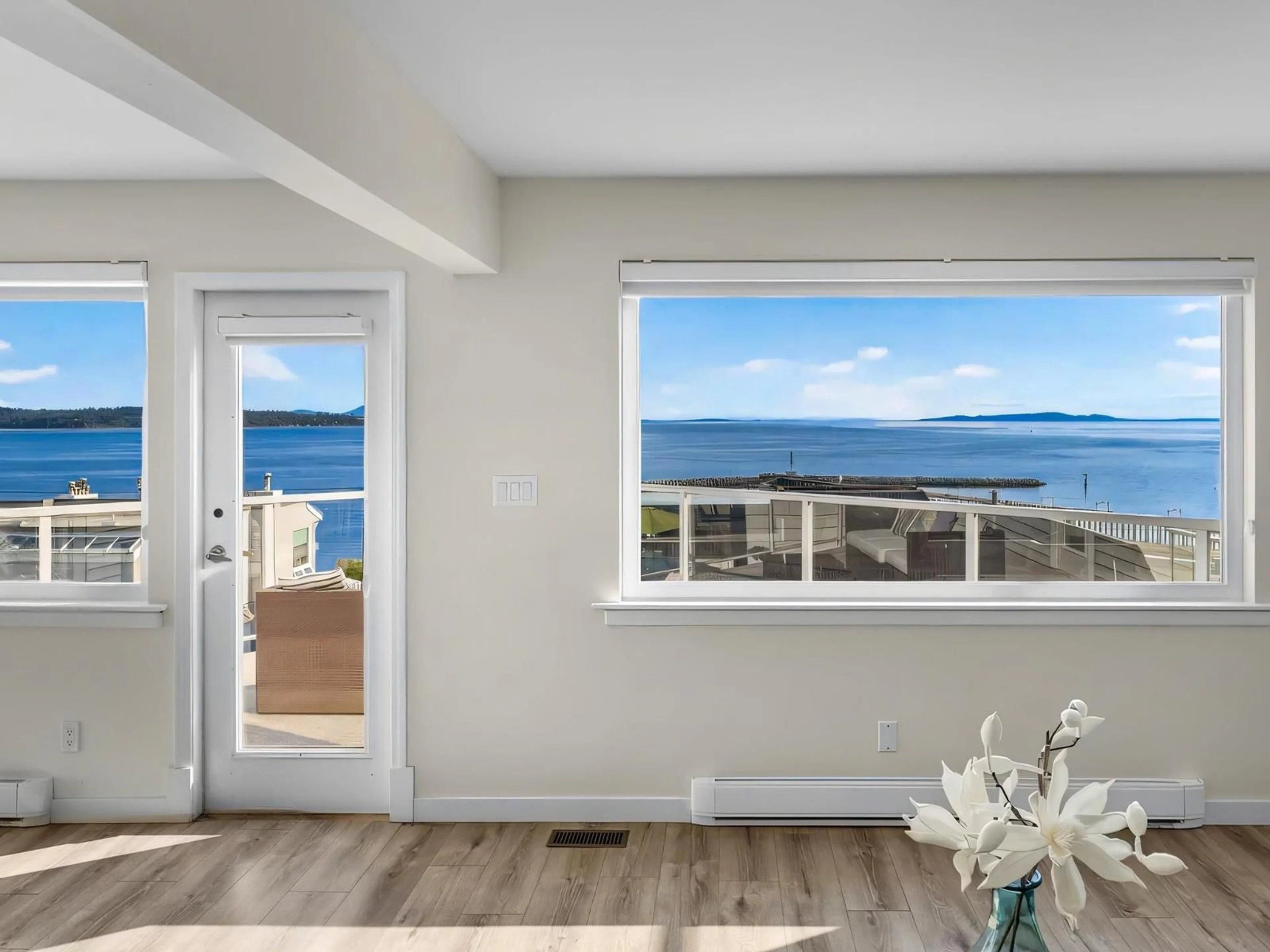 Indoor entryway for 15152 VICTORIA AVENUE, White Rock British Columbia V4B1G3