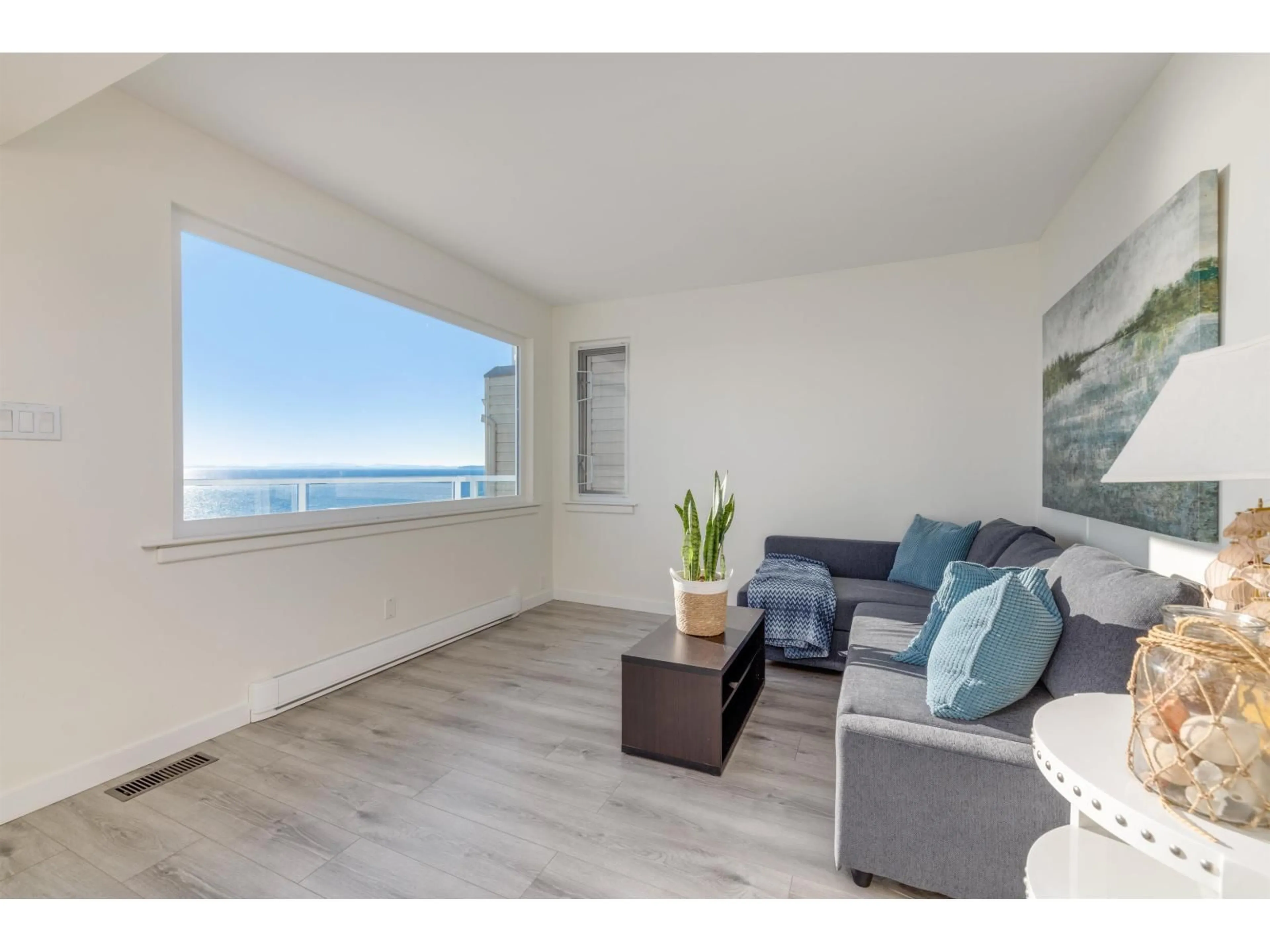 Living room with furniture, wood/laminate floor for 15152 VICTORIA AVENUE, White Rock British Columbia V4B1G3