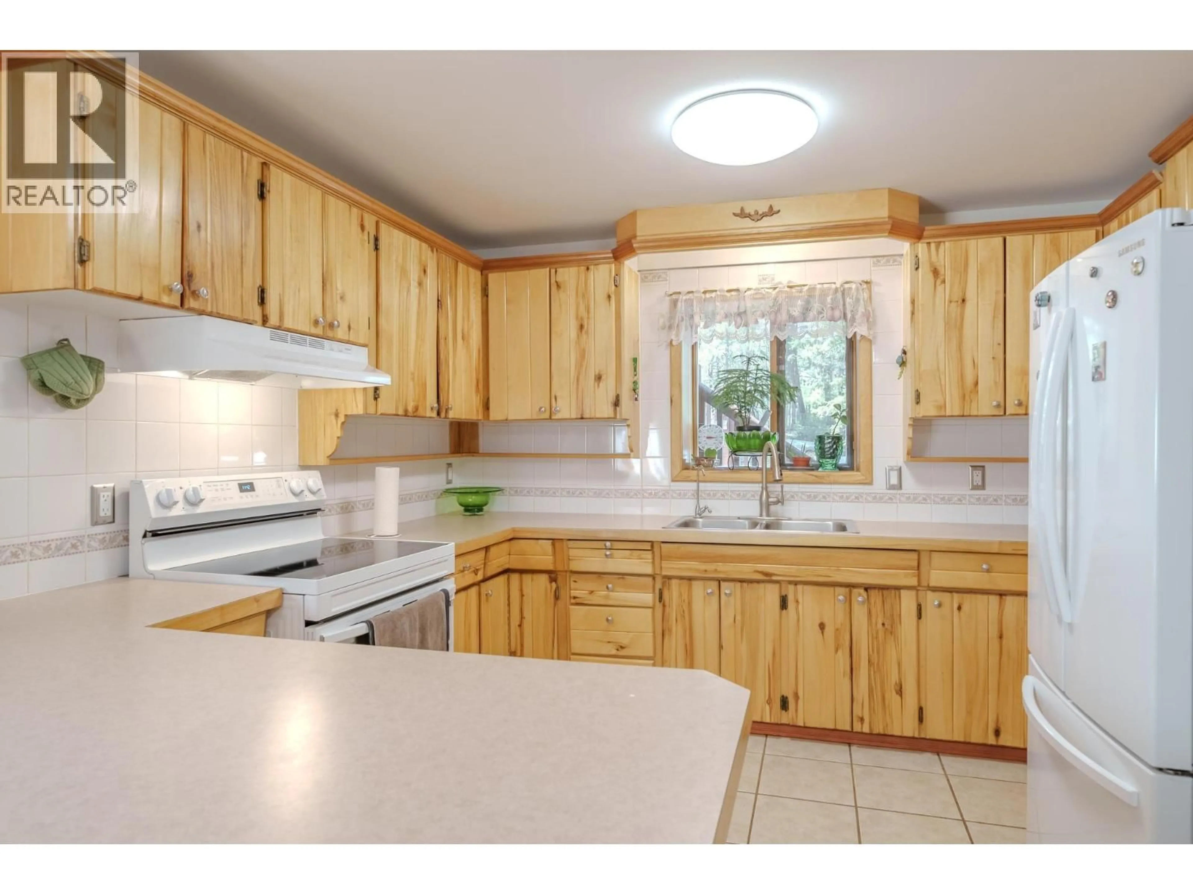 Standard kitchen, wood/laminate floor for 5406 PARK DRIVE, 103 Mile House British Columbia V0K2E1