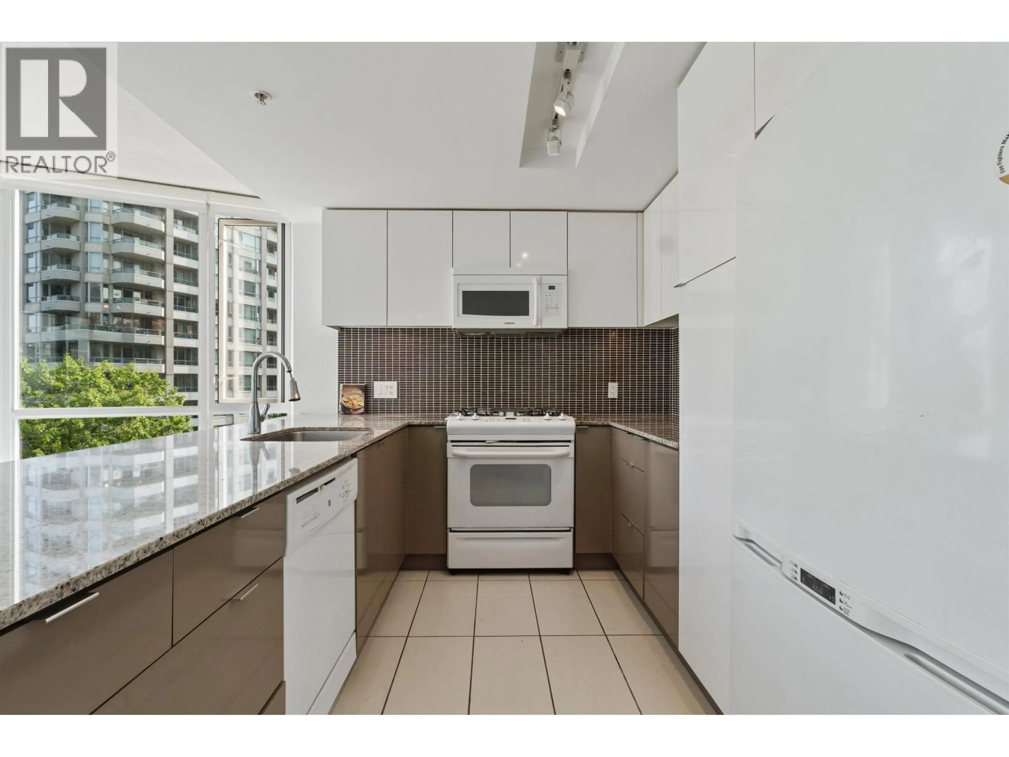 Standard kitchen, unknown for 302 - 4808 HAZEL STREET, Burnaby British Columbia V5H0A2
