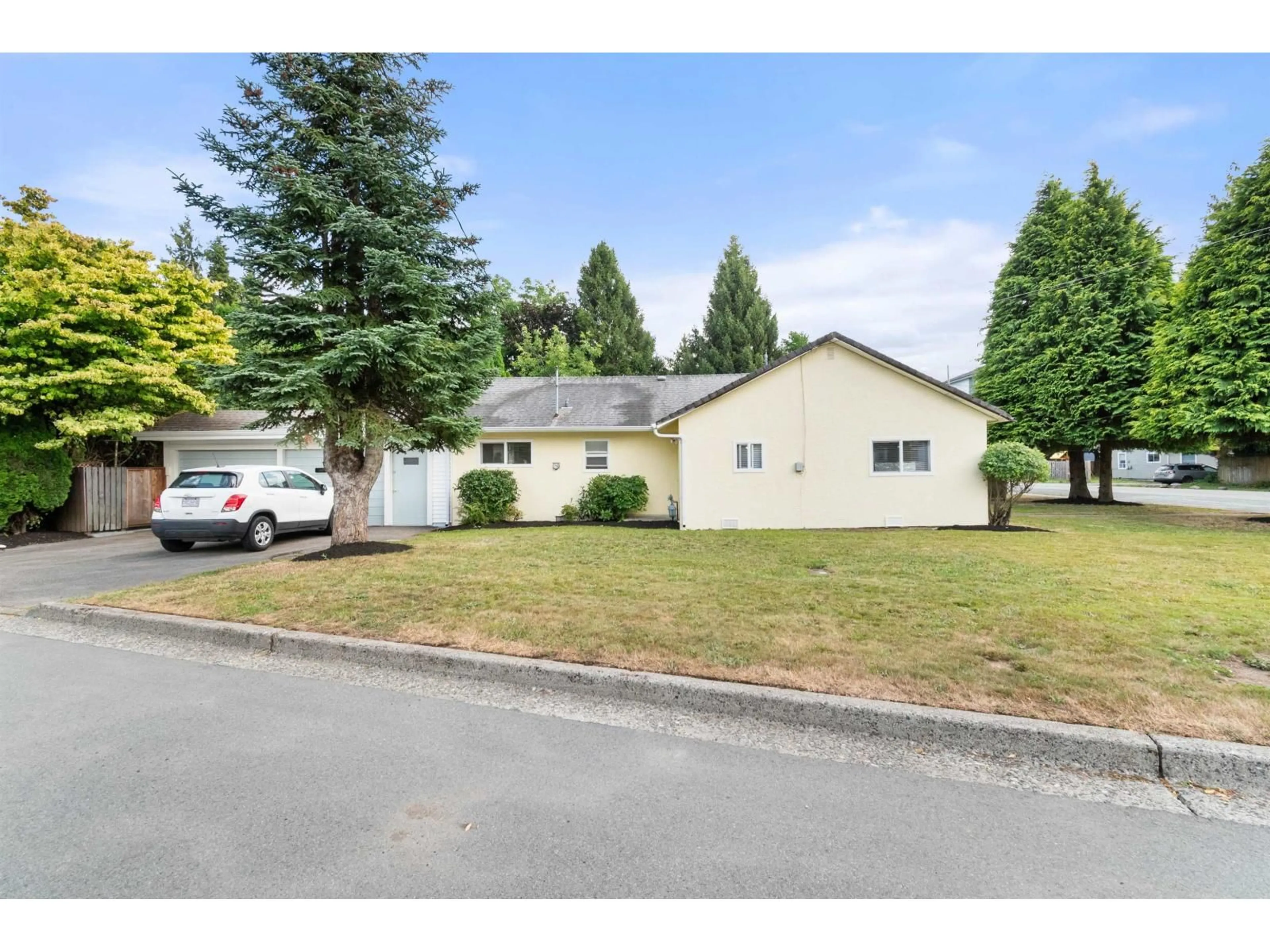 A pic from outside/outdoor area/front of a property/back of a property/a pic from drone, street for 9570 VICTOR STREET, Chilliwack British Columbia V2P5B4