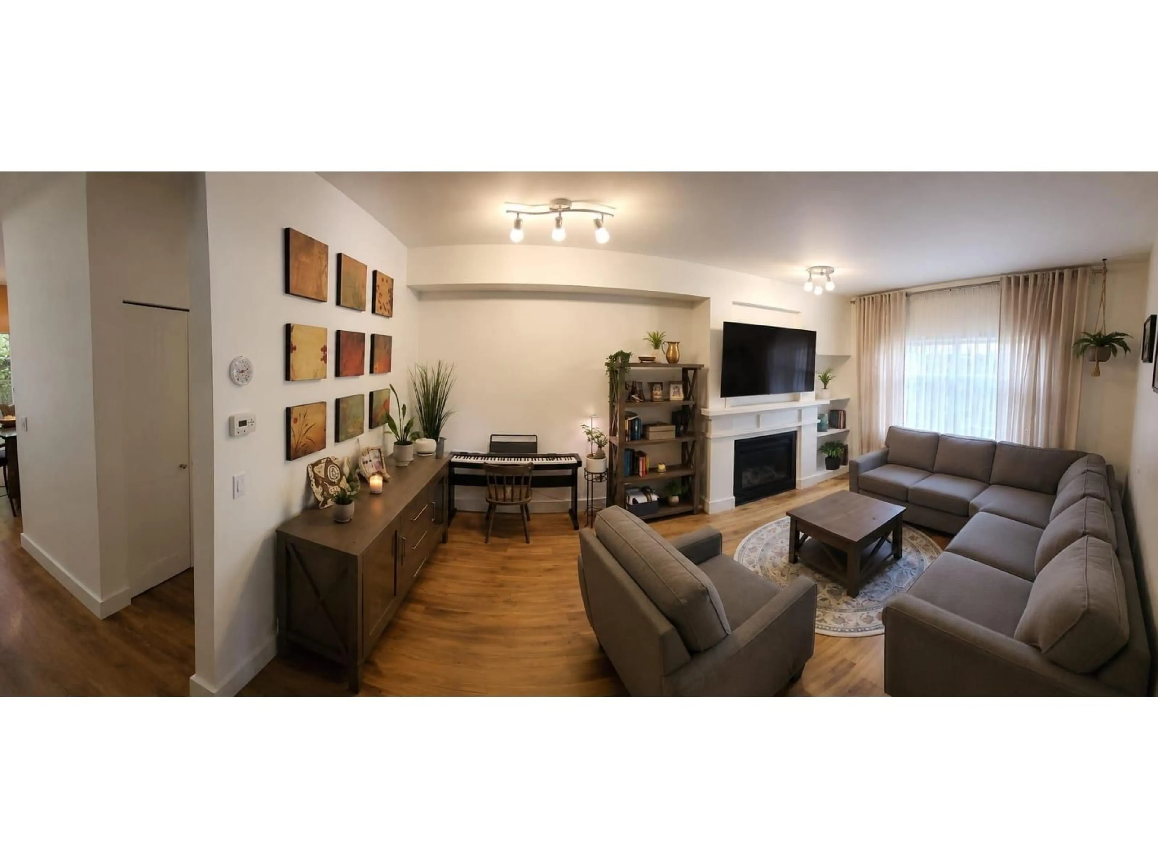 Living room with furniture, wood/laminate floor for 15 - 2678 KING GEORGE BOULEVARD, Surrey British Columbia V4P1H6