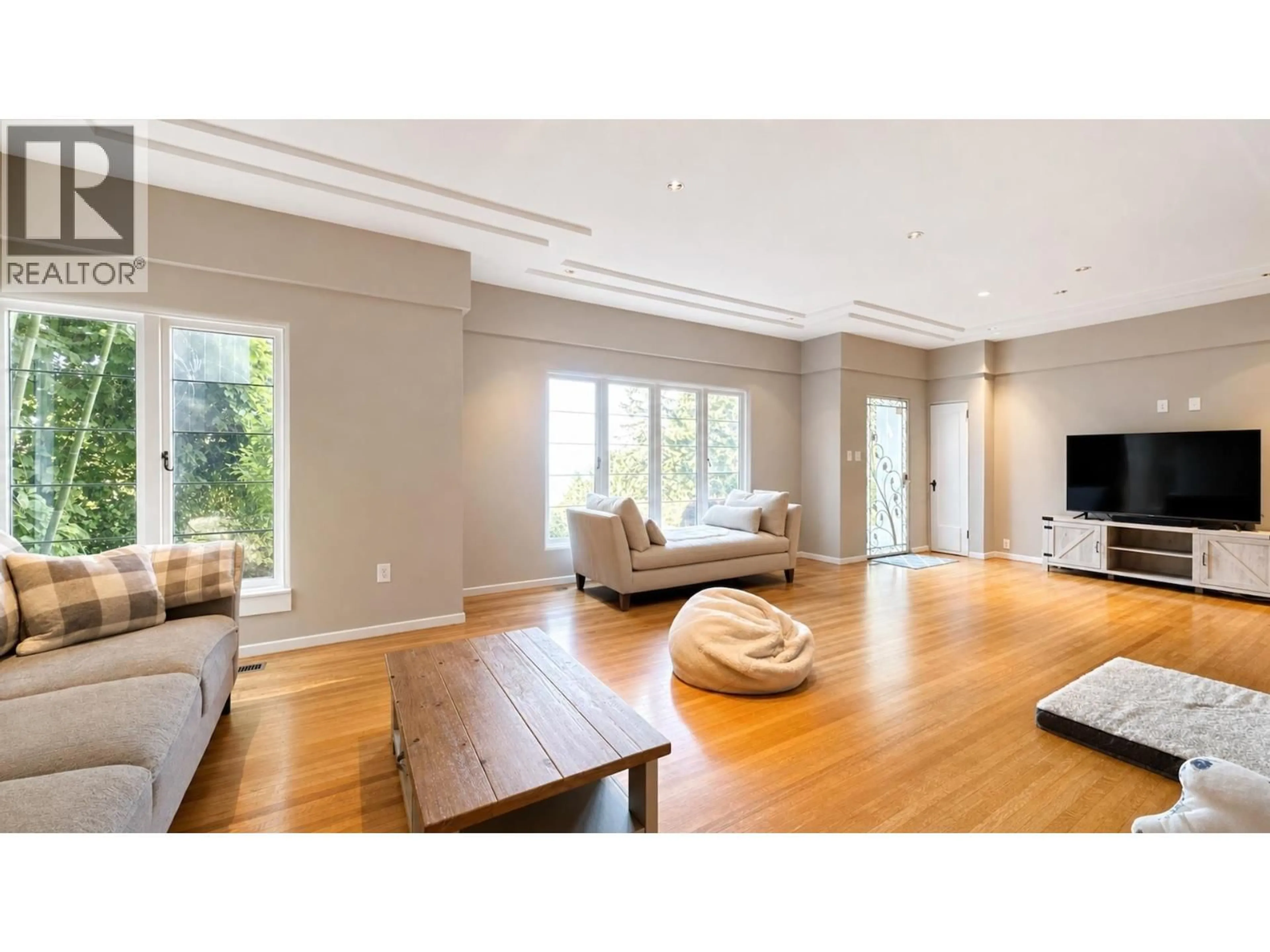 Living room with furniture, wood/laminate floor for 4468 STONE CRESCENT, West Vancouver British Columbia V7W1B7