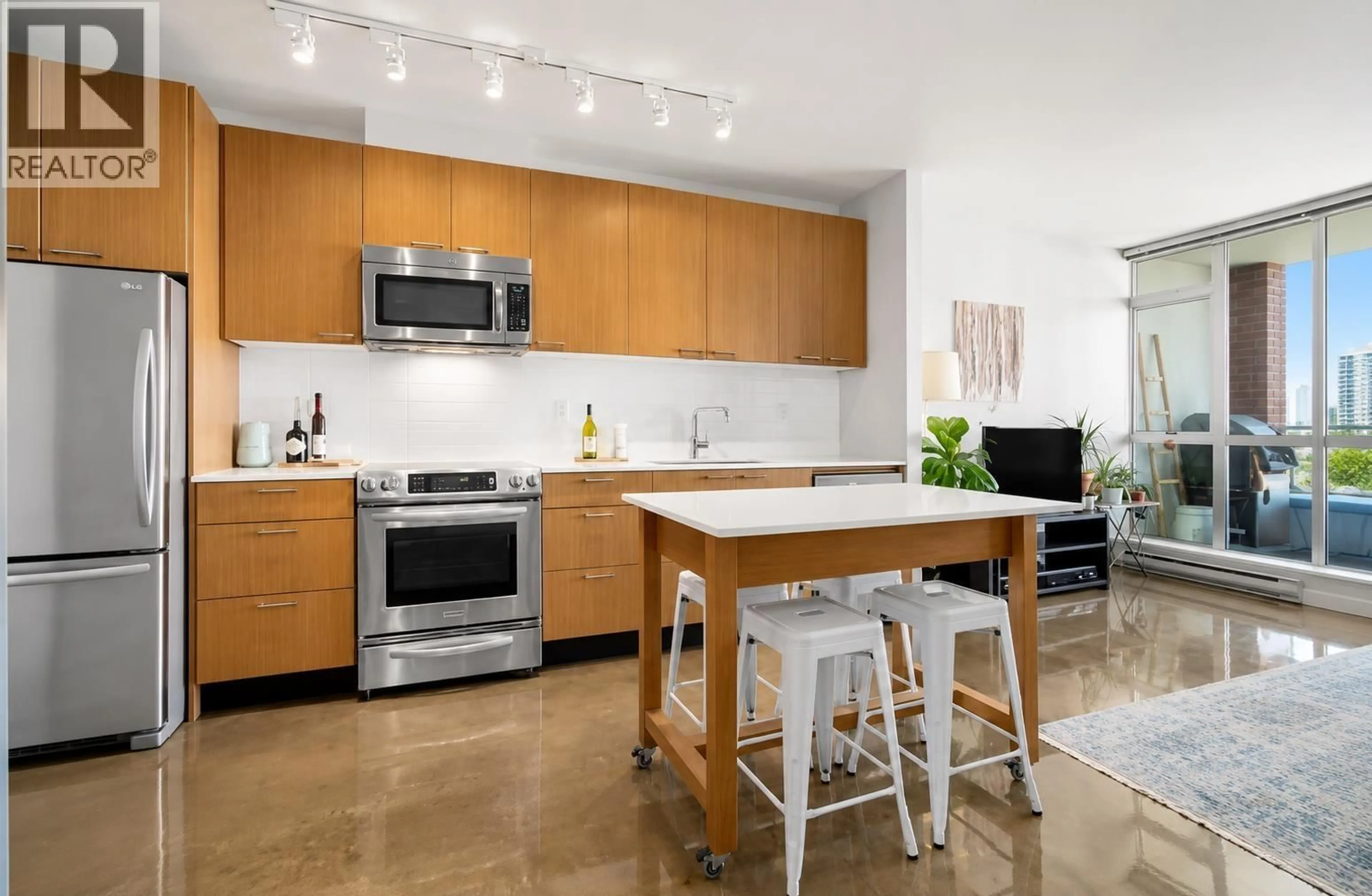 Open concept kitchen, ceramic/tile floor for 704 - 221 UNION STREET, Vancouver British Columbia V6A0B4