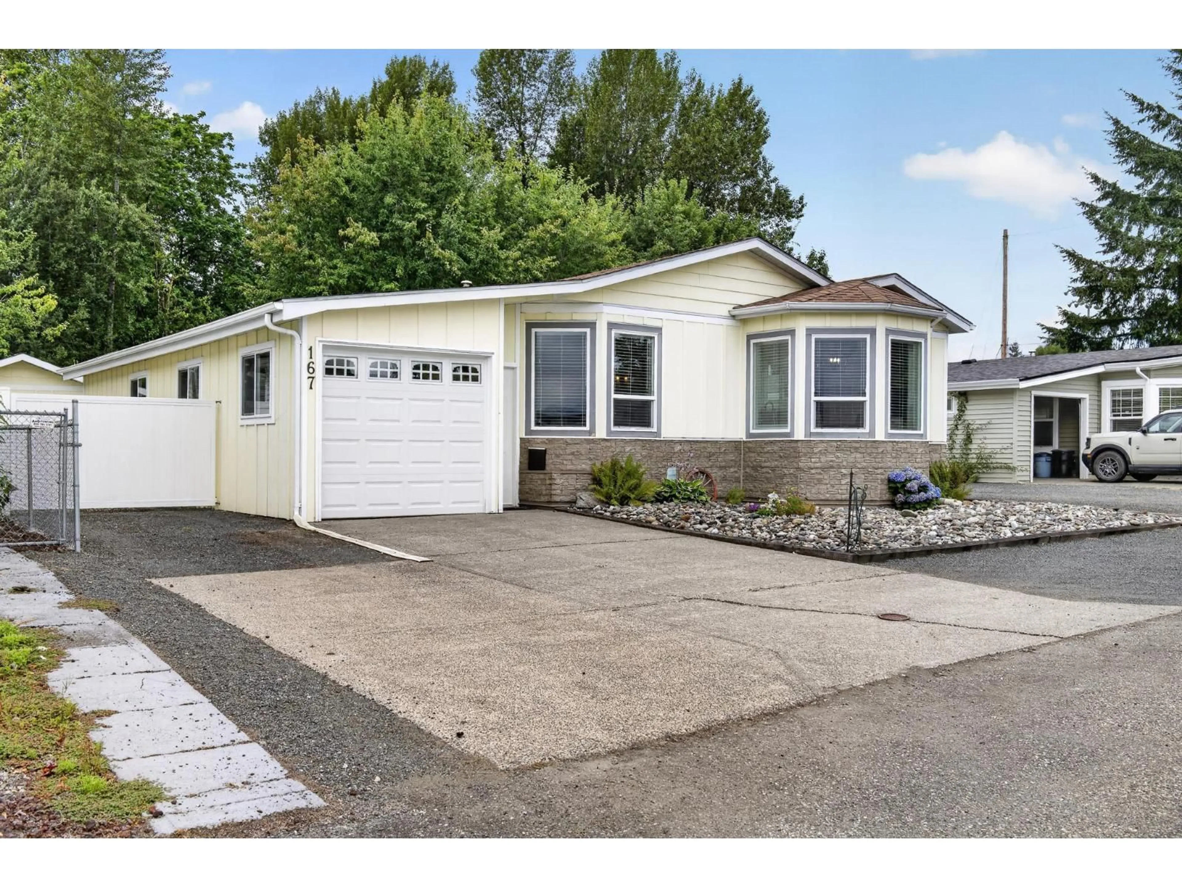 Home with vinyl exterior material, street for 167 - 9055 ASHWELL ROAD, Chilliwack British Columbia V2P7S6