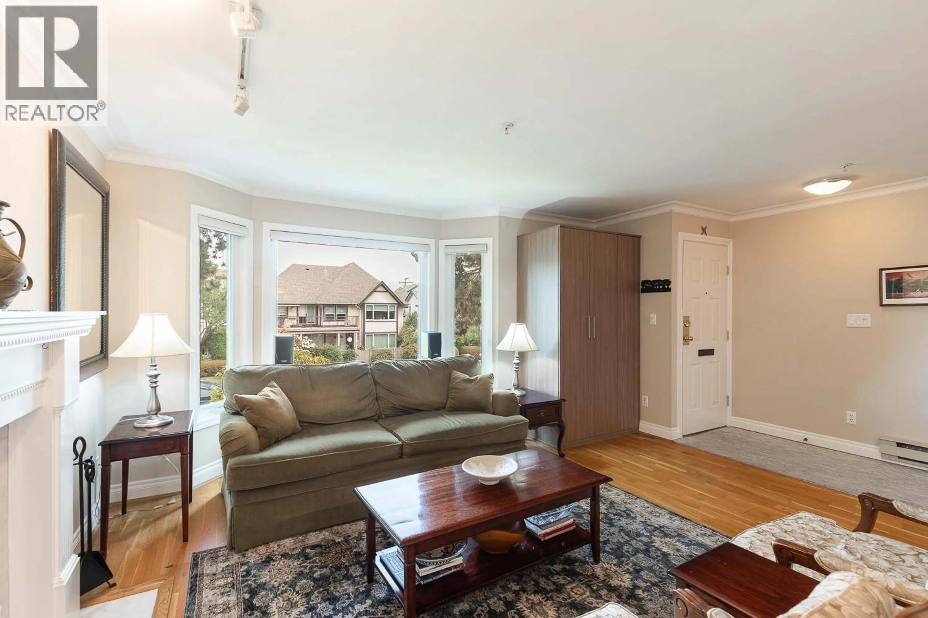 Living room with furniture, wood/laminate floor for 1844 10TH AVENUE, Vancouver British Columbia V6J2A7