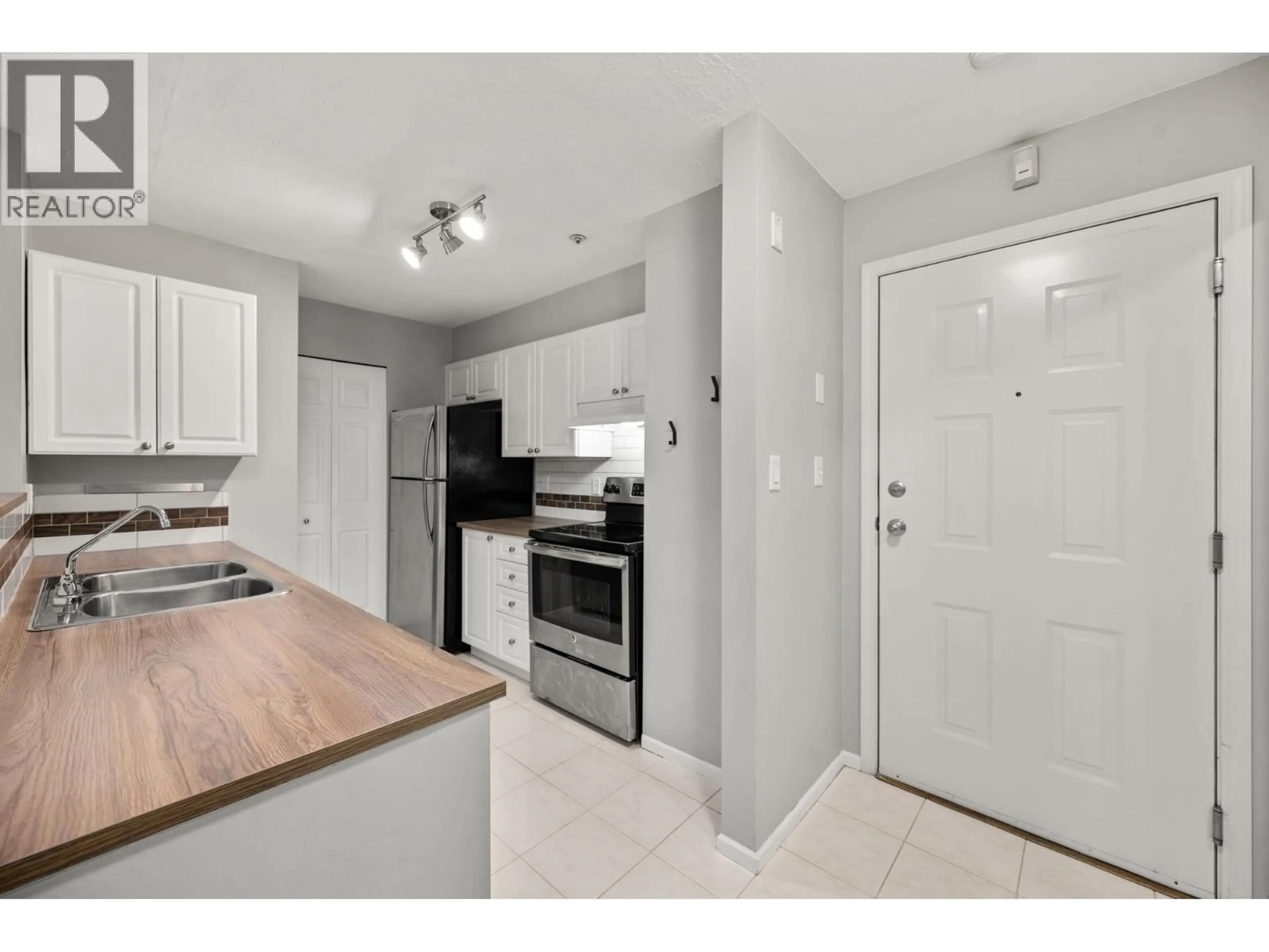 Standard kitchen, unknown for 112 - 295 SCHOOLHOUSE STREET, Coquitlam British Columbia V3K6X5