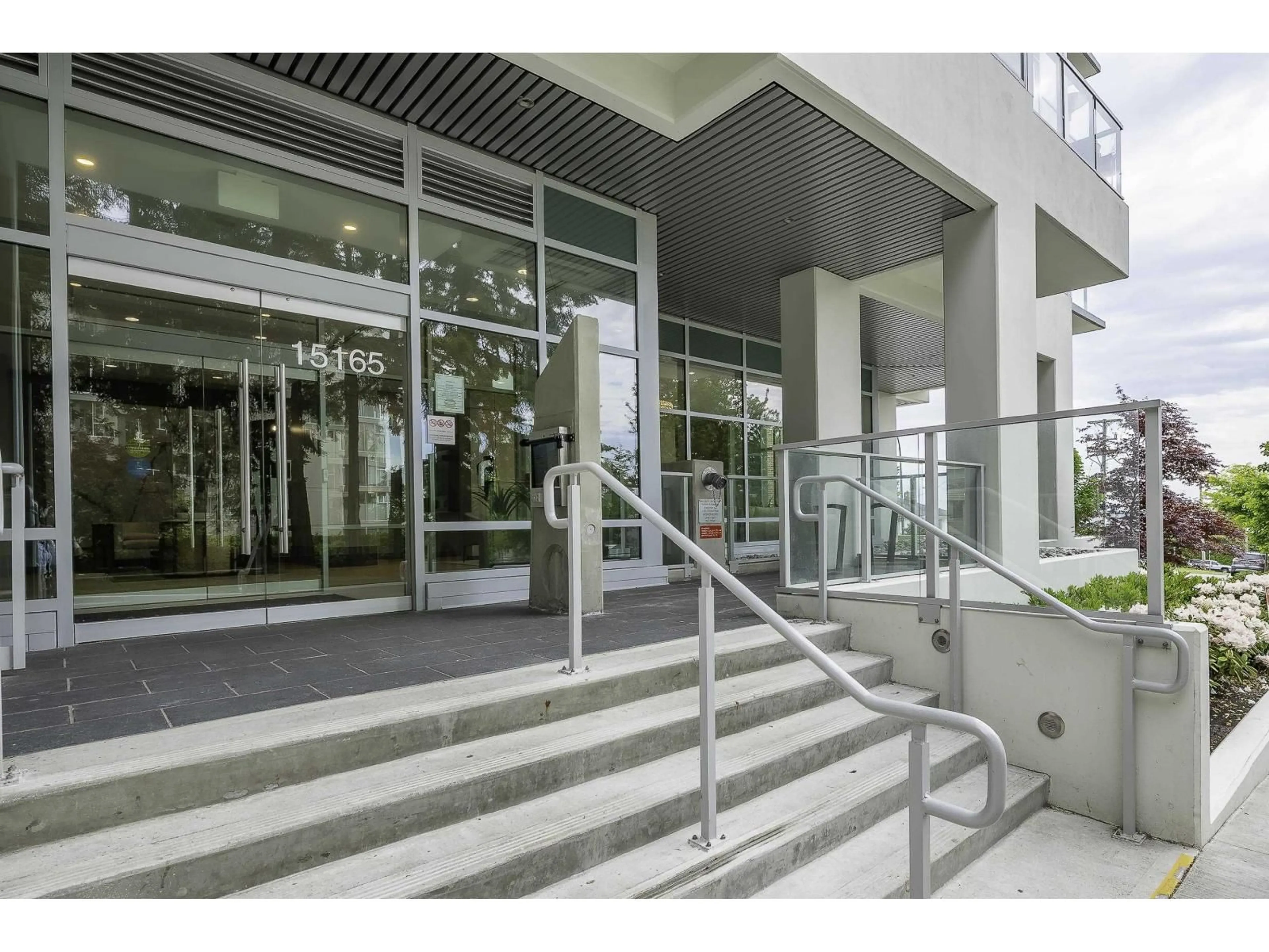 Indoor foyer for 1006 - 15165 THRIFT AVENUE, White Rock British Columbia V4B0C1
