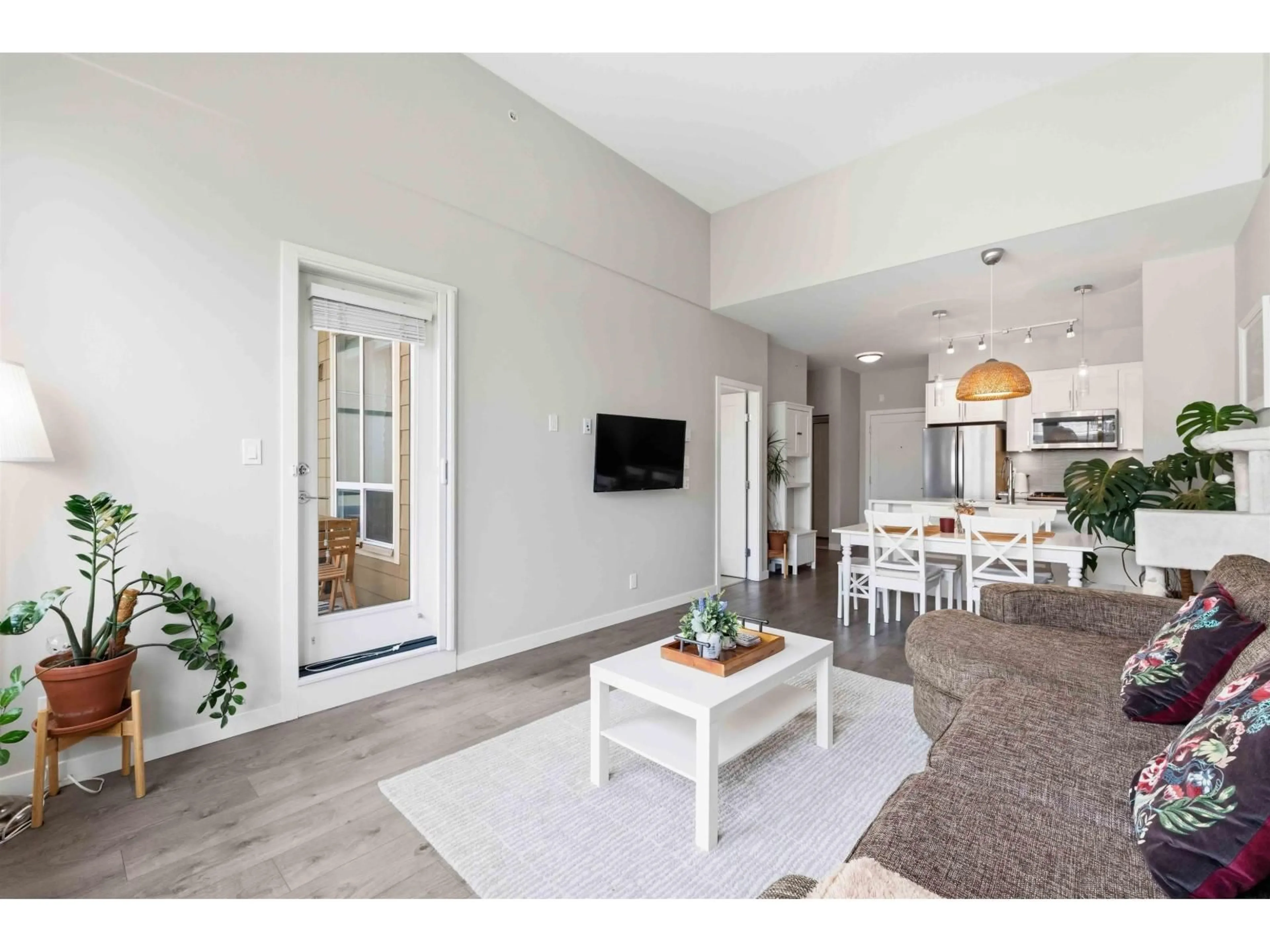 Living room with furniture, unknown for E405 - 20211 66 AVENUE, Langley British Columbia V2Y0L4