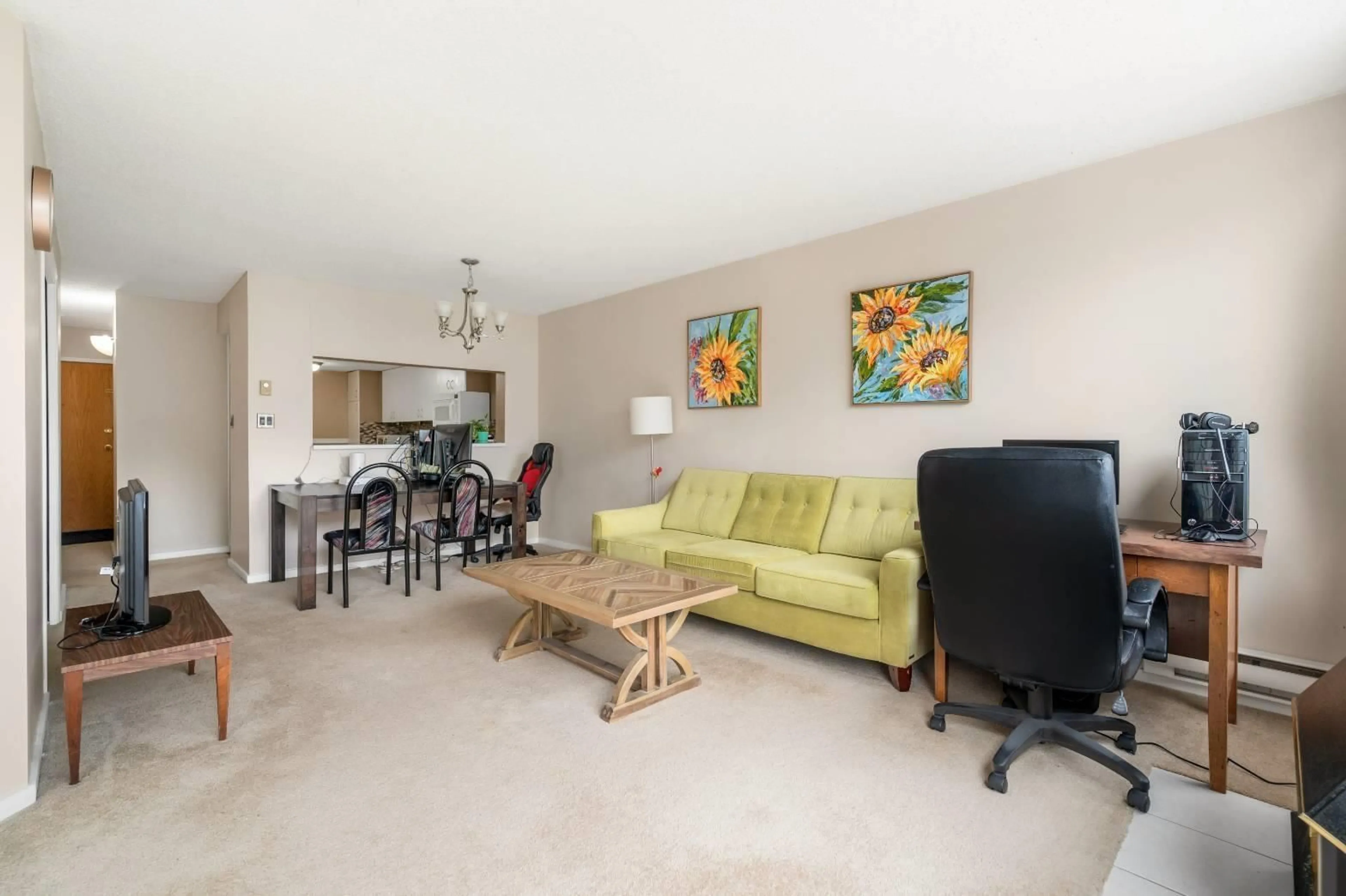 Living room with furniture, unknown for 201 - 14881 103A AVENUE, Surrey British Columbia V3R0M5