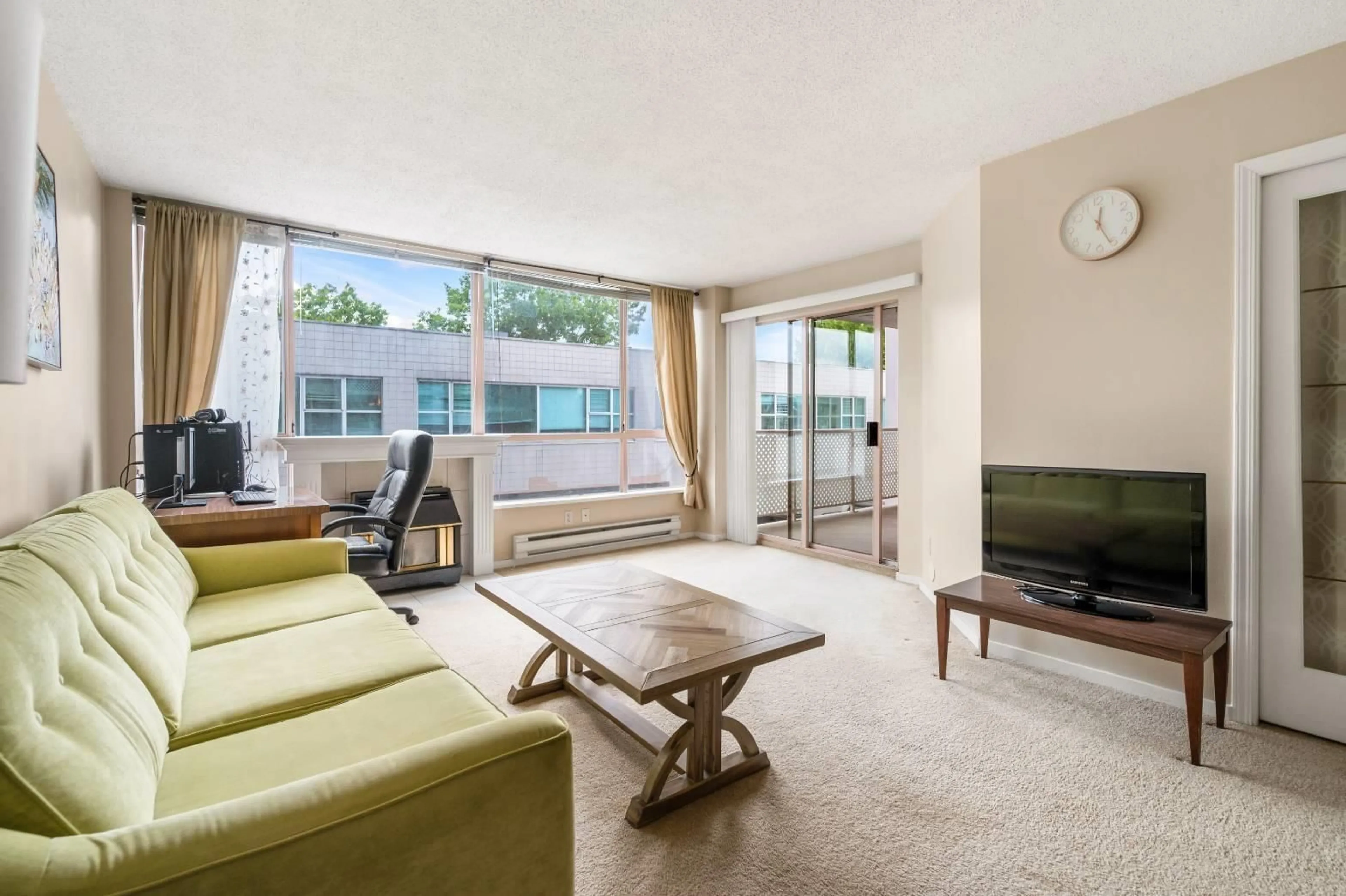 Living room with furniture, unknown for 201 - 14881 103A AVENUE, Surrey British Columbia V3R0M5
