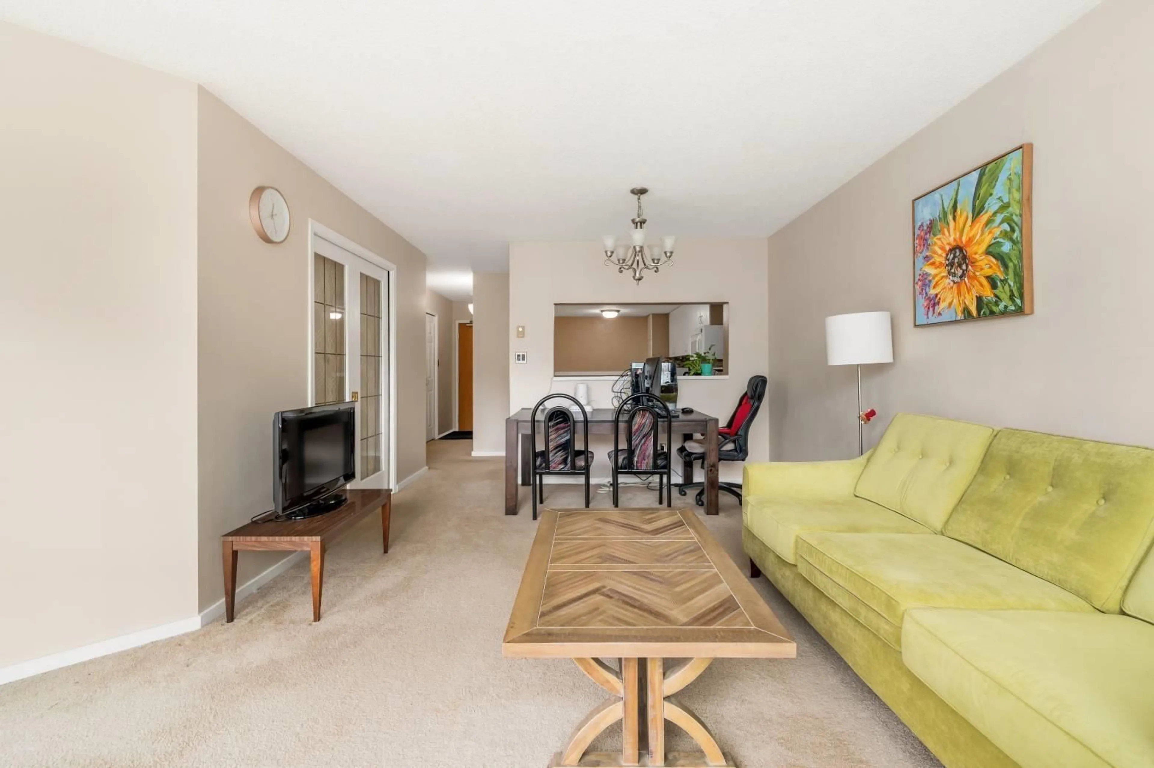 Living room with furniture, unknown for 201 - 14881 103A AVENUE, Surrey British Columbia V3R0M5