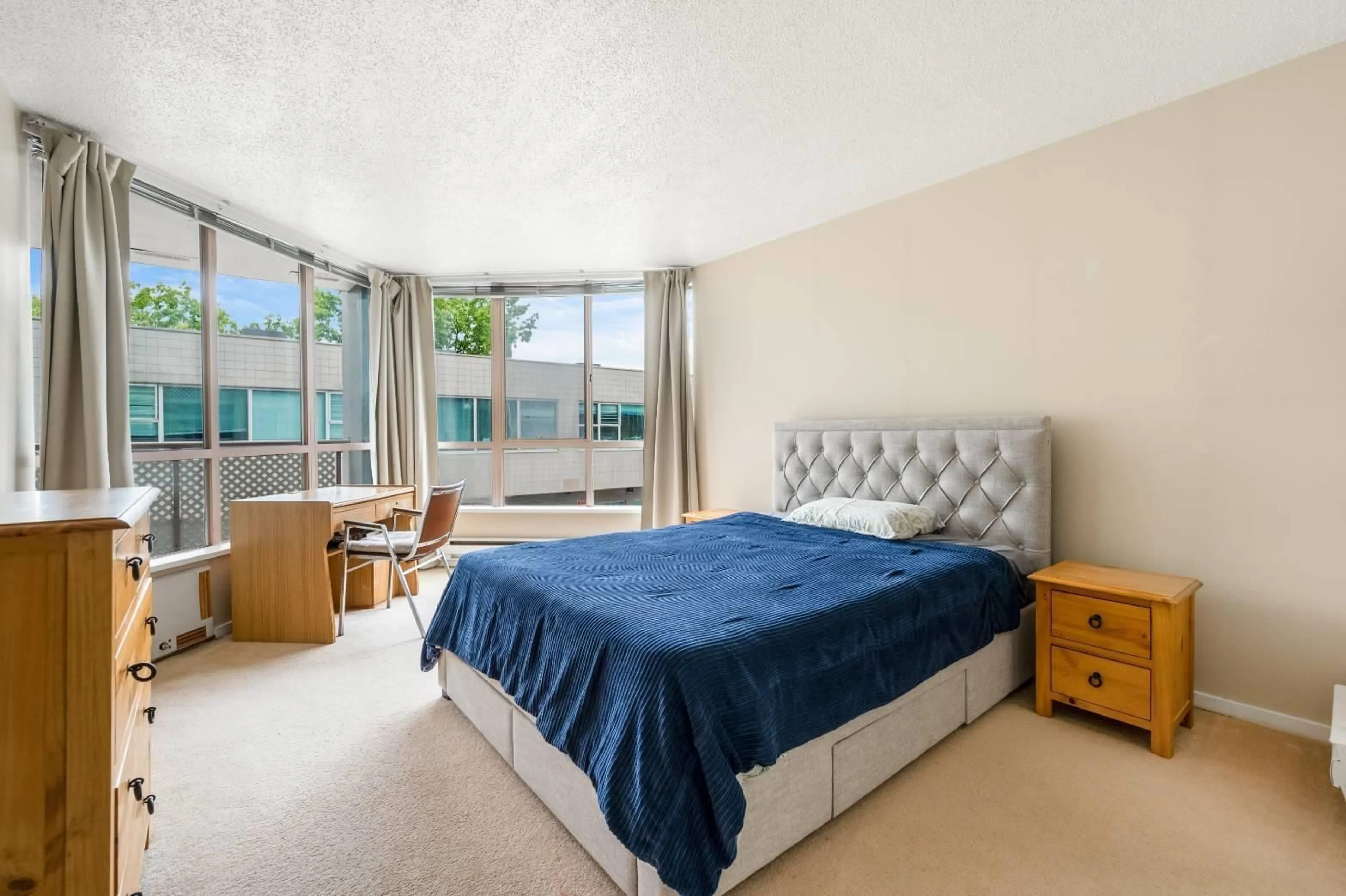 Bedroom with bed, unknown for 201 - 14881 103A AVENUE, Surrey British Columbia V3R0M5