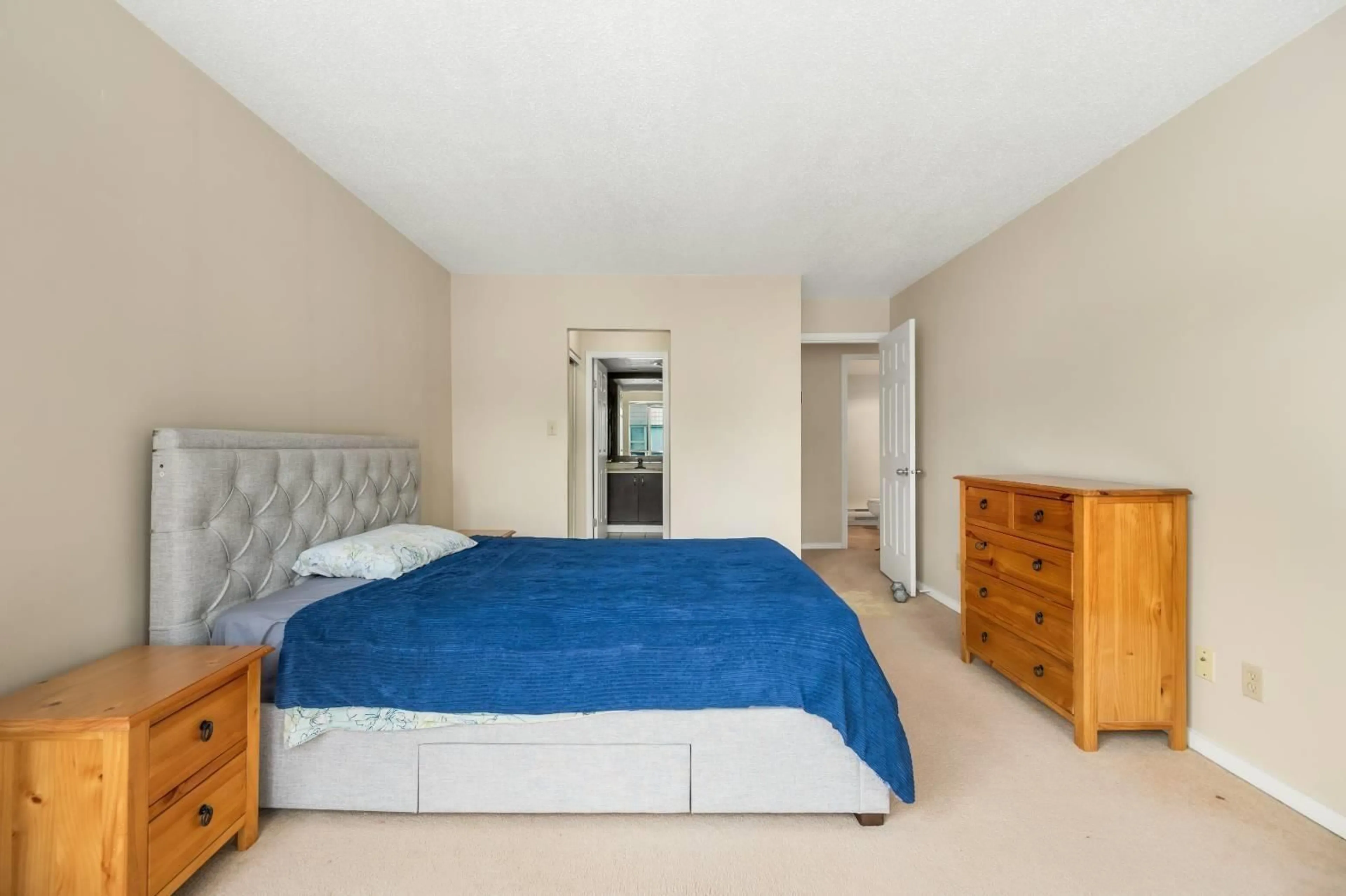Bedroom with bed, unknown for 201 - 14881 103A AVENUE, Surrey British Columbia V3R0M5