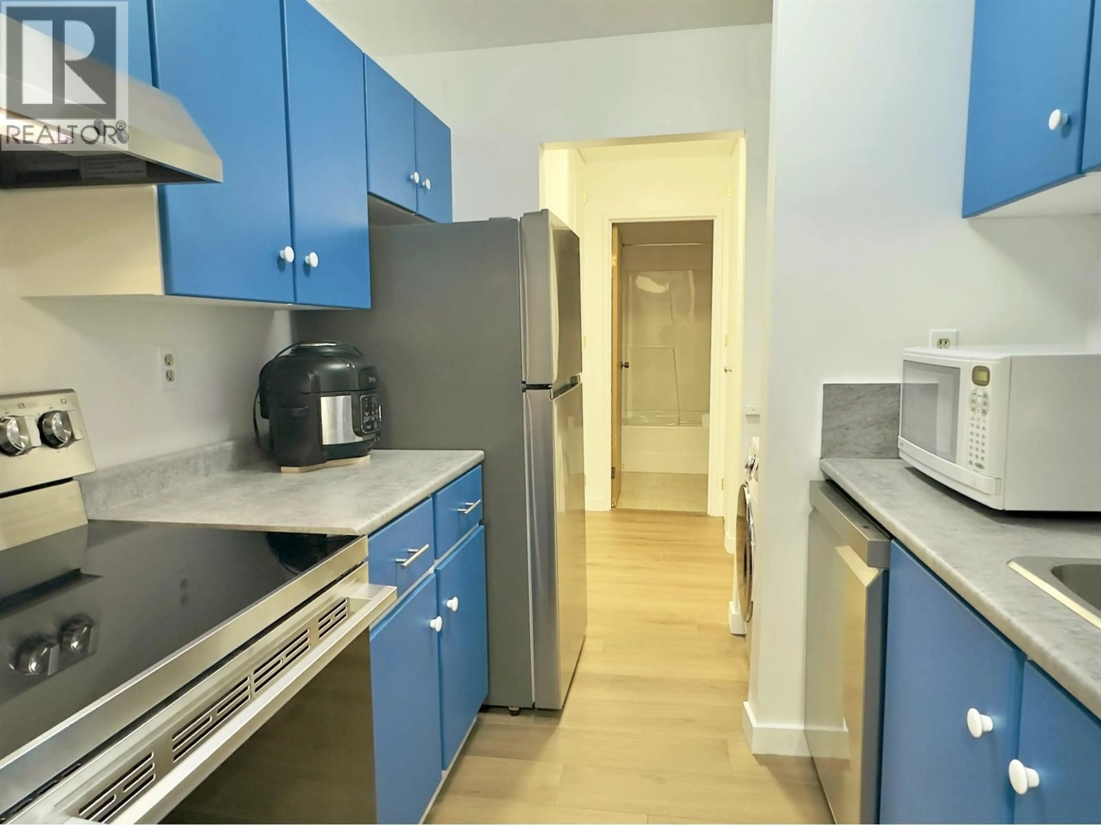 Standard kitchen, unknown for 303 - 9890 MANCHESTER DRIVE, Burnaby British Columbia V3N4R4