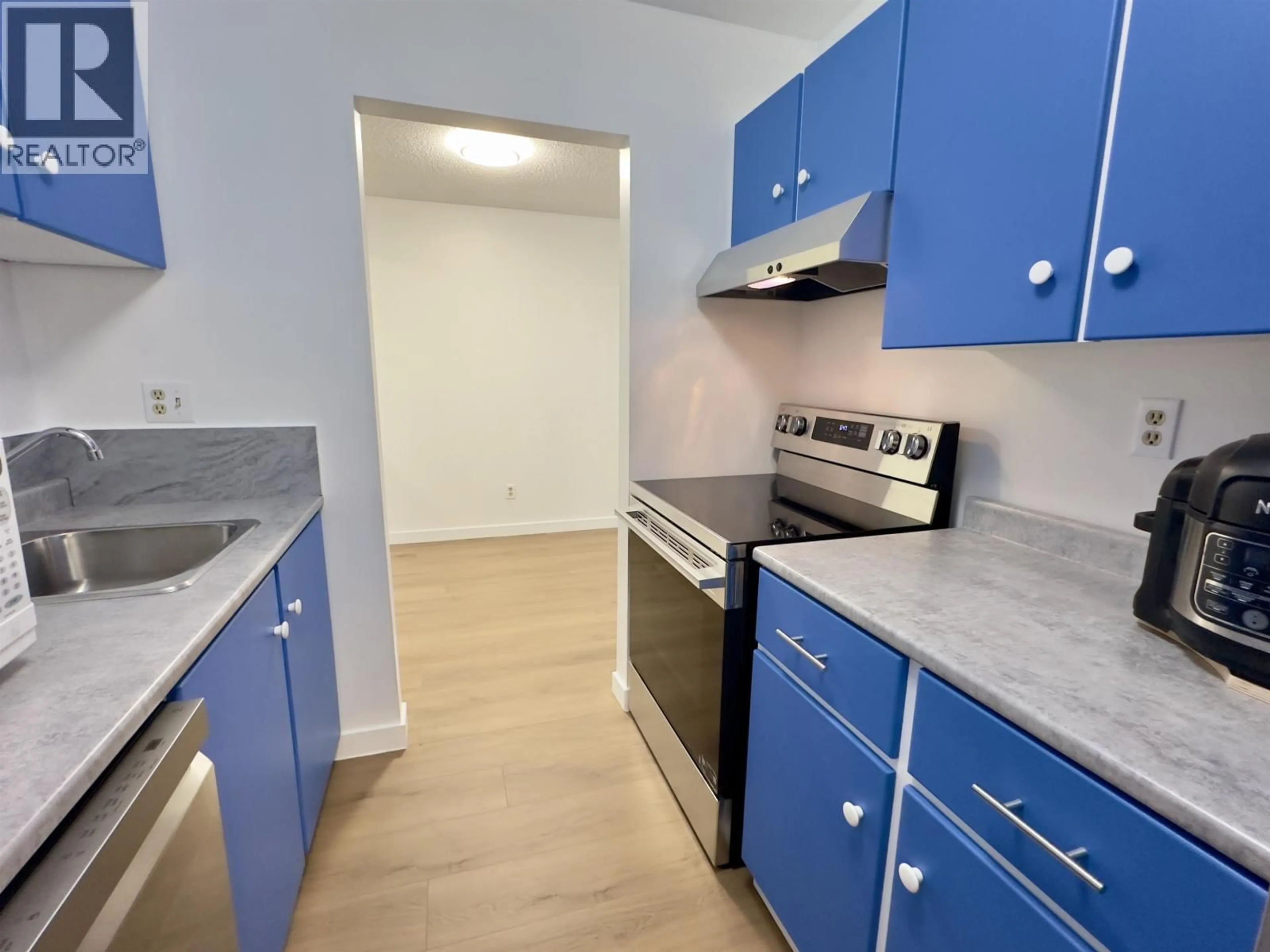 Standard kitchen, unknown for 303 - 9890 MANCHESTER DRIVE, Burnaby British Columbia V3N4R4