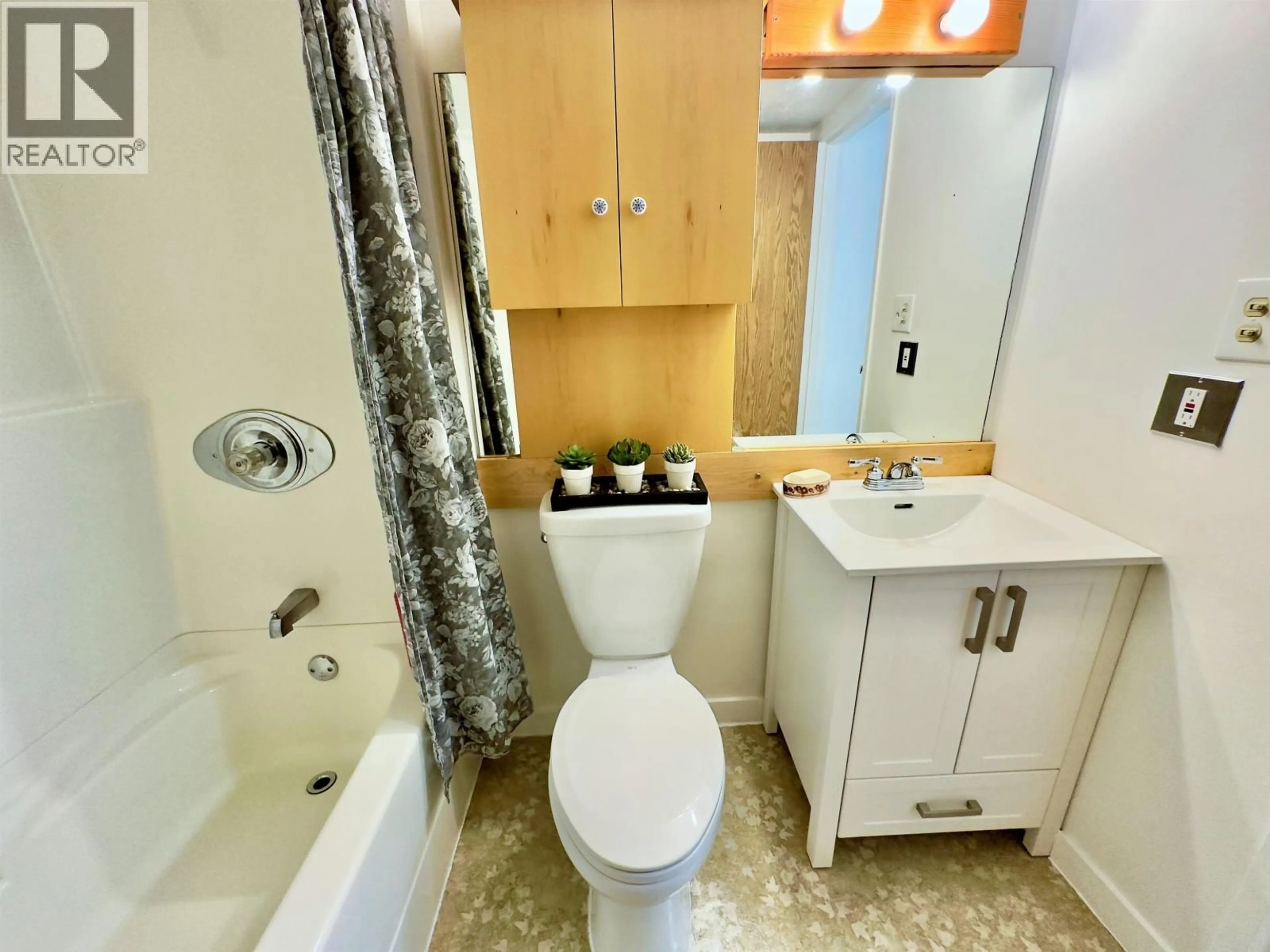 Standard bathroom, ceramic/tile floor for 303 - 9890 MANCHESTER DRIVE, Burnaby British Columbia V3N4R4