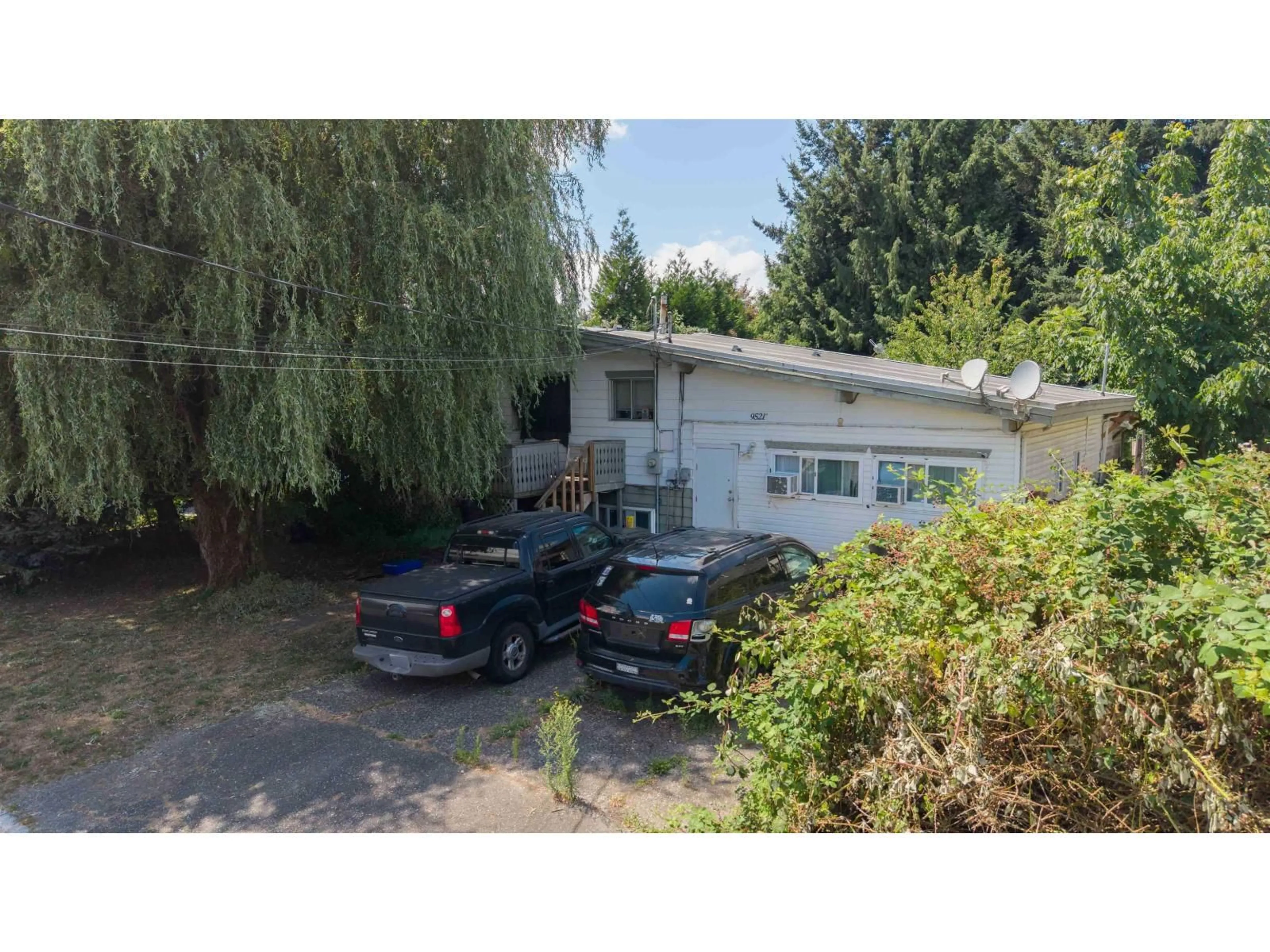 A pic from outside/outdoor area/front of a property/back of a property/a pic from drone, street for 9521 ROBSON STREET, Chilliwack British Columbia V2P4E4