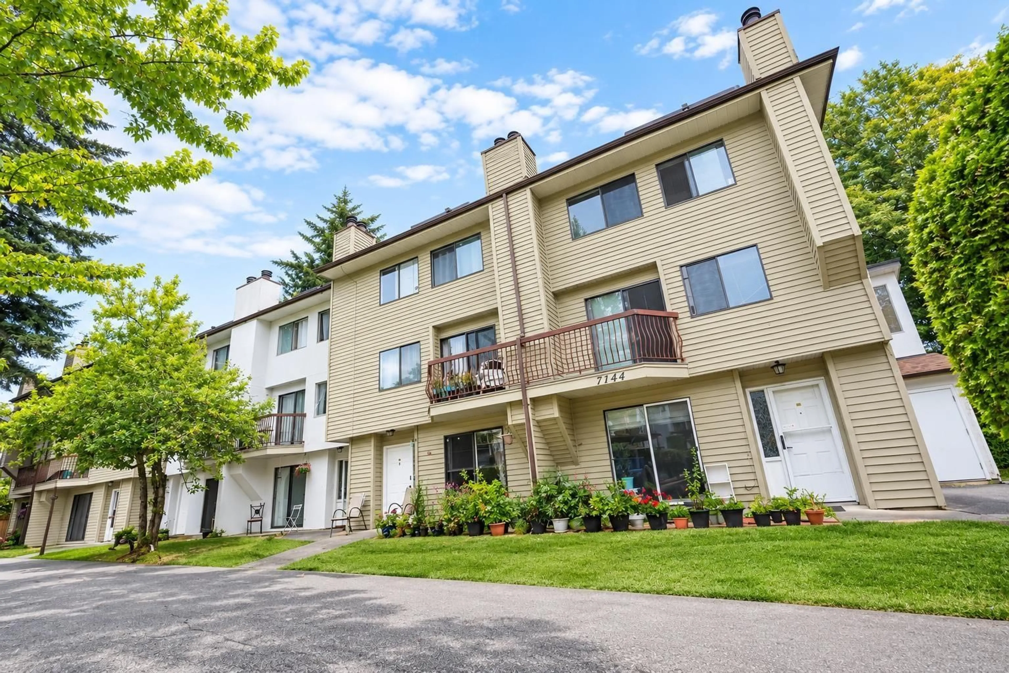 Unknown for 208 - 7144 133B STREET, Surrey British Columbia V3W8A4