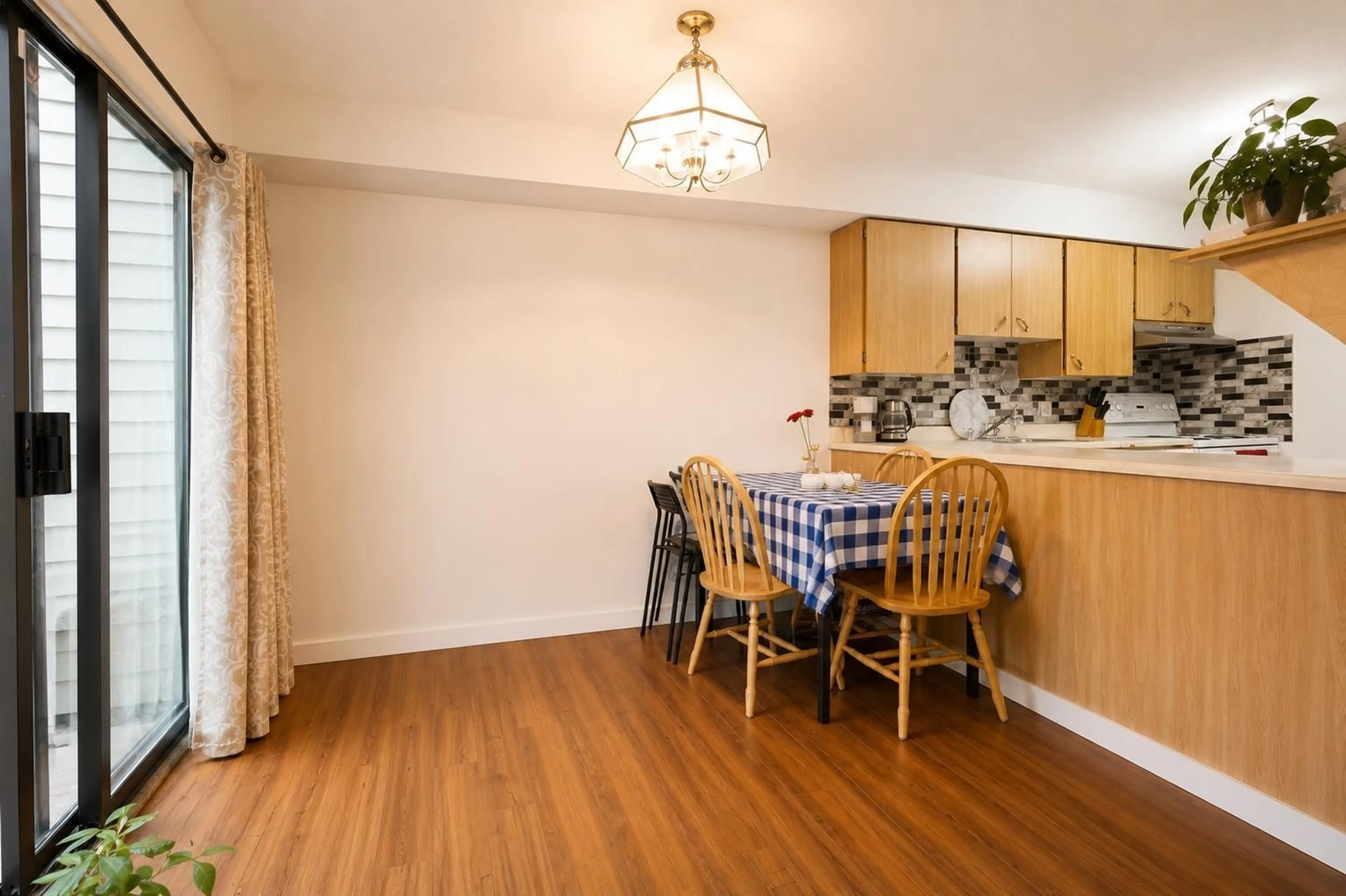 Dining room, wood/laminate floor for 208 - 7144 133B STREET, Surrey British Columbia V3W8A4