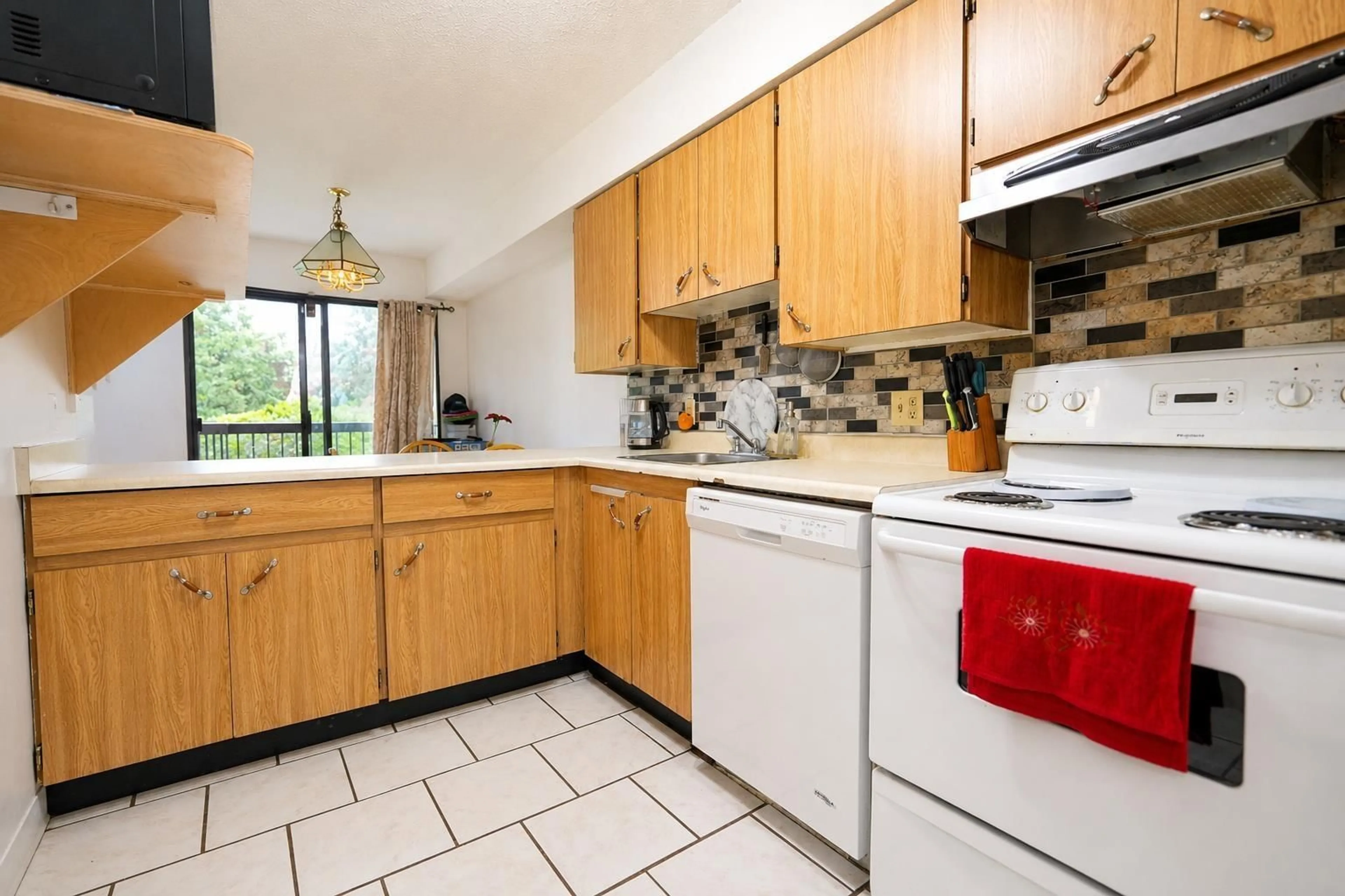 Standard kitchen, ceramic/tile floor for 208 - 7144 133B STREET, Surrey British Columbia V3W8A4