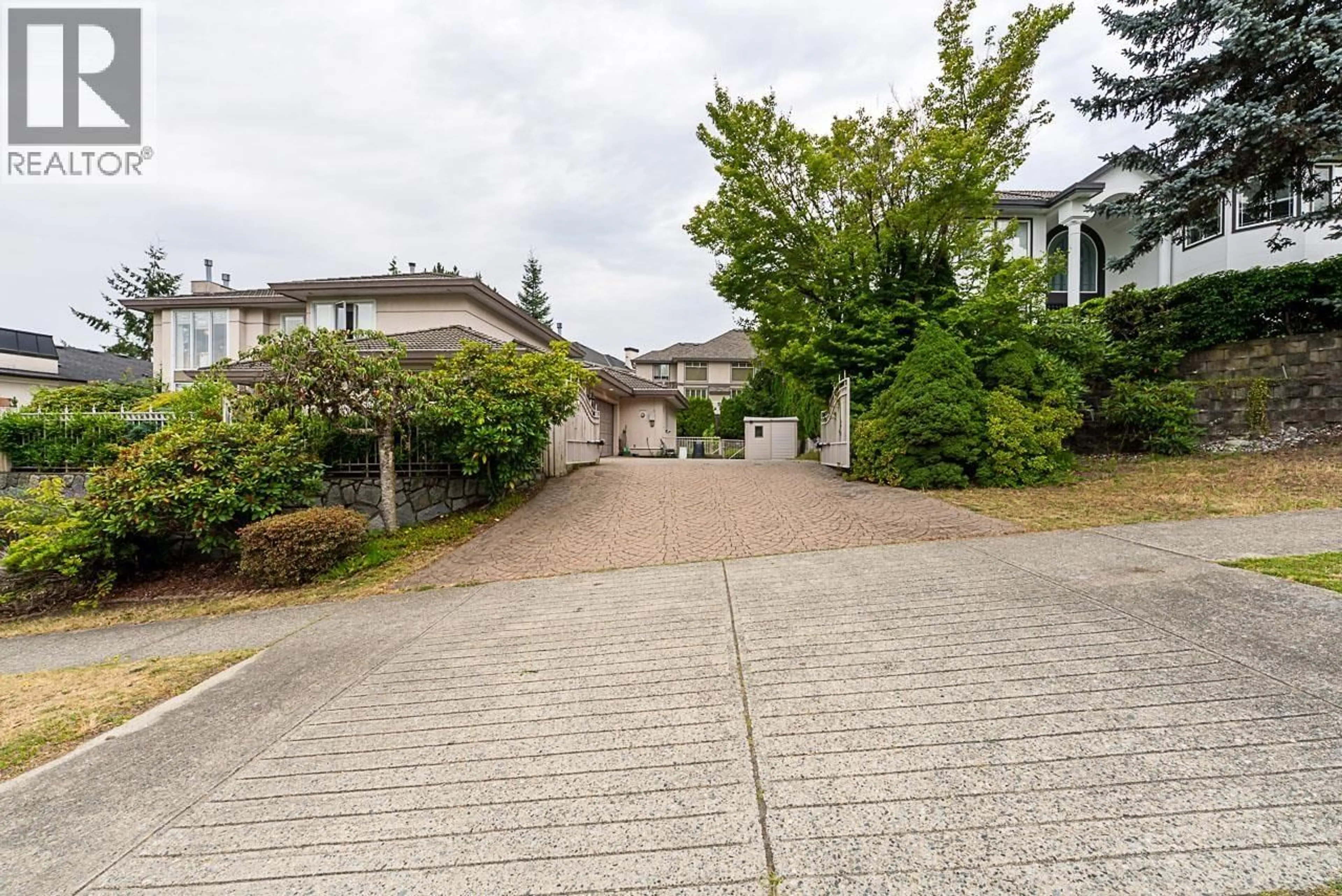 A pic from outside/outdoor area/front of a property/back of a property/a pic from drone, street for 1548 PARKWAY BOULEVARD, Coquitlam British Columbia V3E2Y5