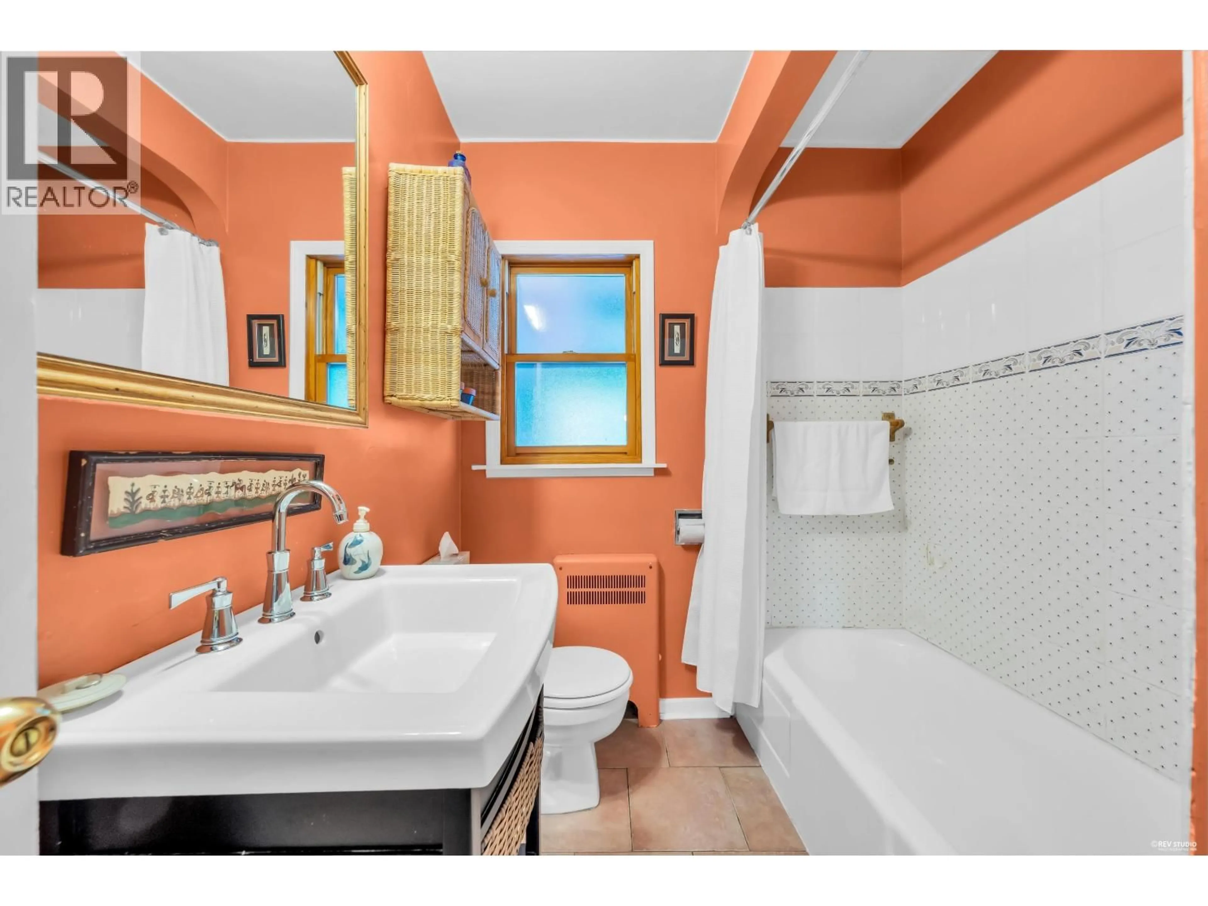 Standard bathroom, ceramic/tile floor for 956 21ST AVENUE, Vancouver British Columbia V5V1S5